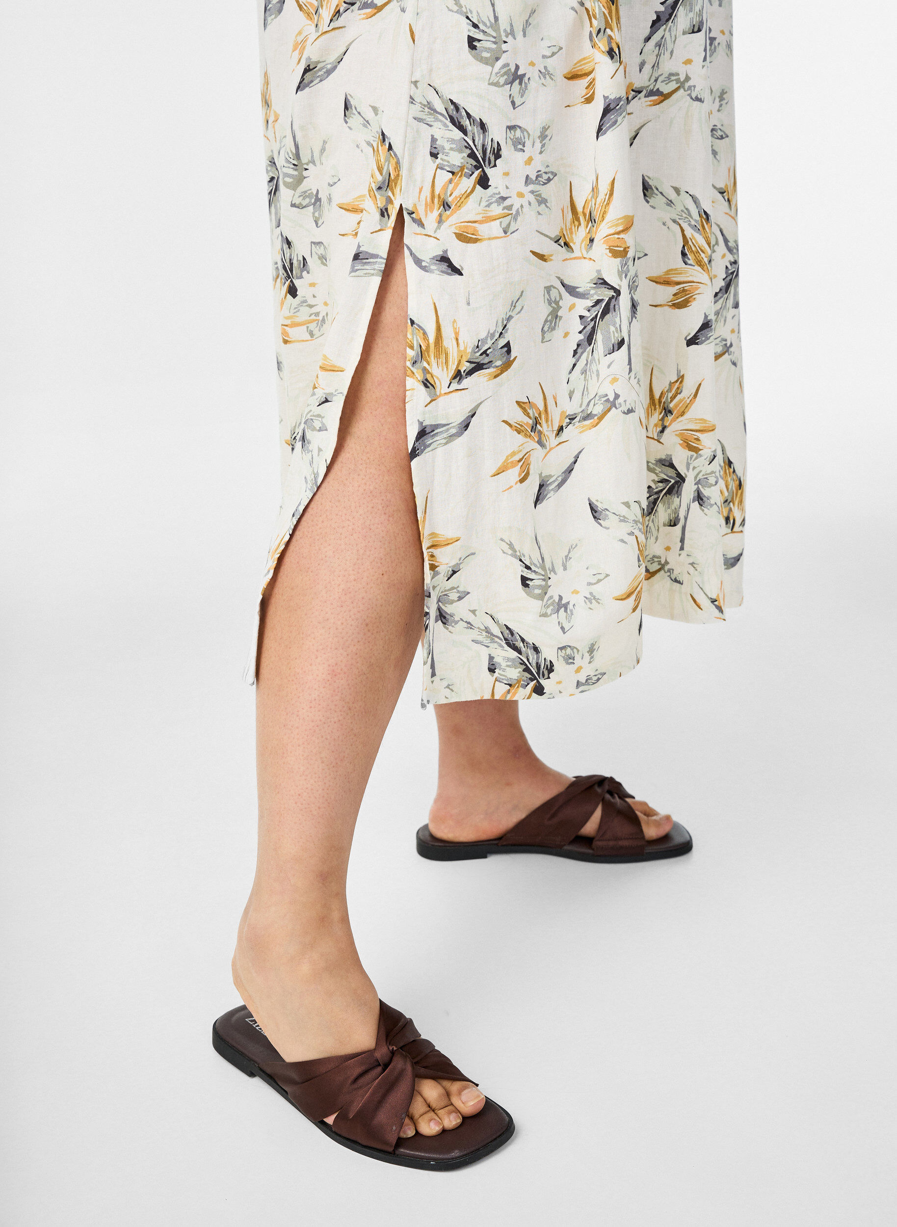 ZizziMidimekko pellavasta ja viskoosista 1/2-hihoilla, Valkoinen, Model image number 2