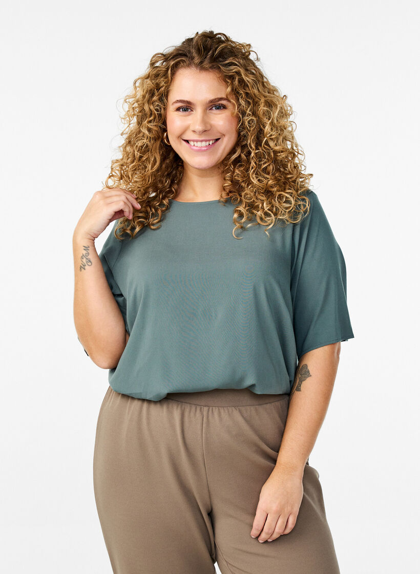 Lyhythihainen kudottu pusero, jossa on py&ouml;re&auml; p&auml;&auml;ntie, Vihre&auml;, Model image number 0