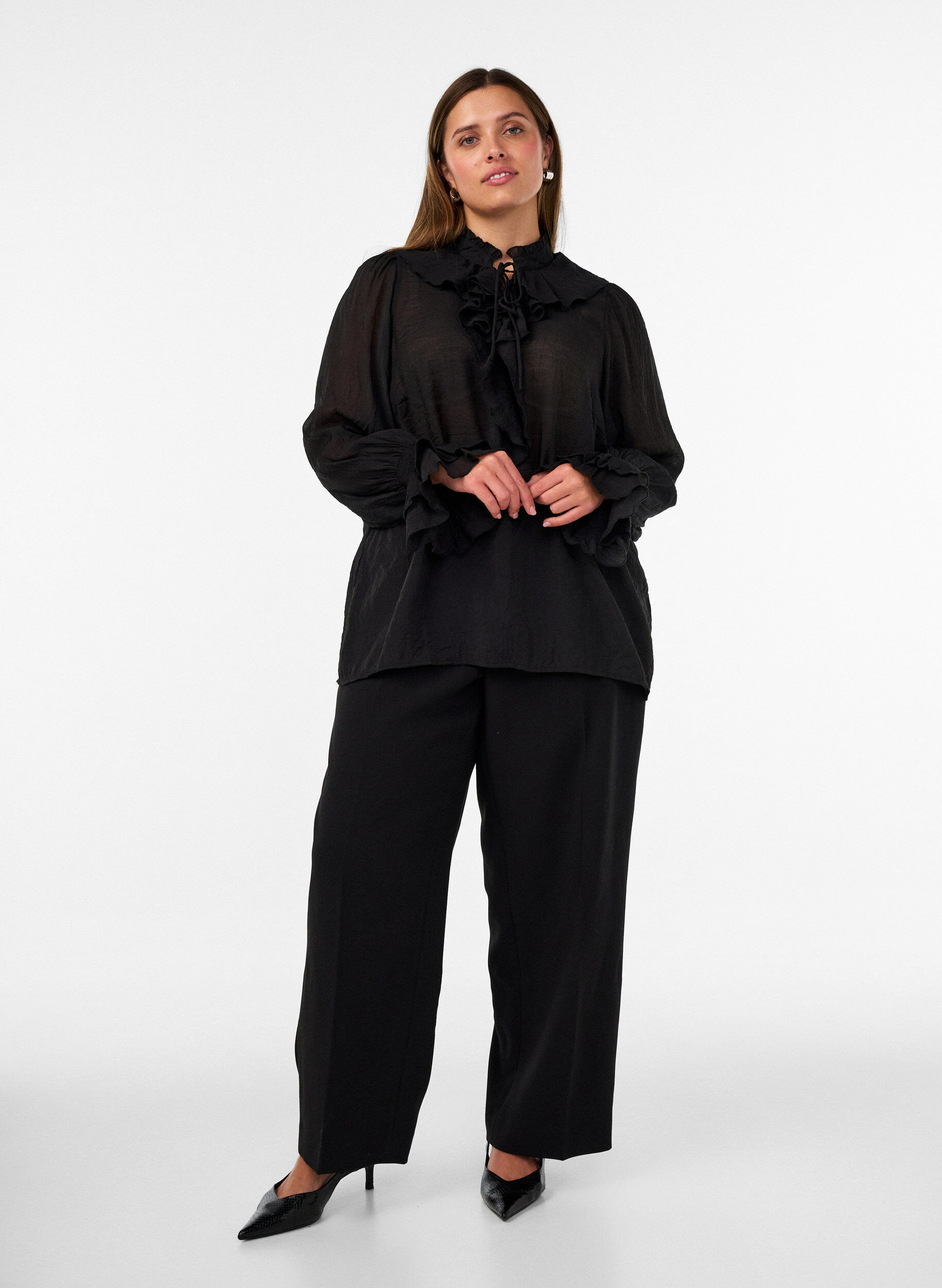 ZizziViskoosipusero r&ouml;yhel&ouml;ill&auml; ja pitkill&auml; hihoilla, Musta, Model image number 1