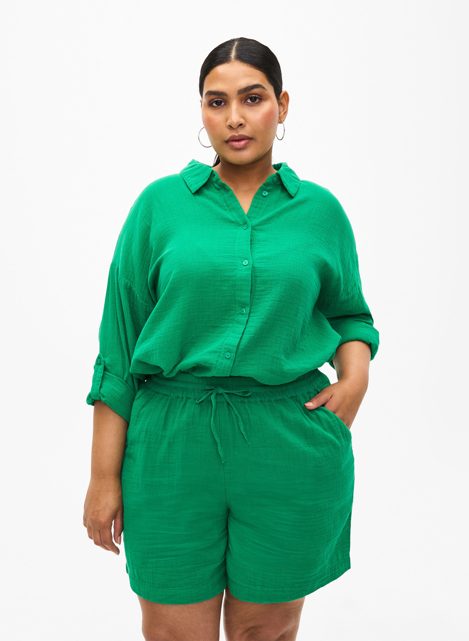 Zizzi Puuvillamusliinishortsit taskuilla, Jolly Green, Model image number 0