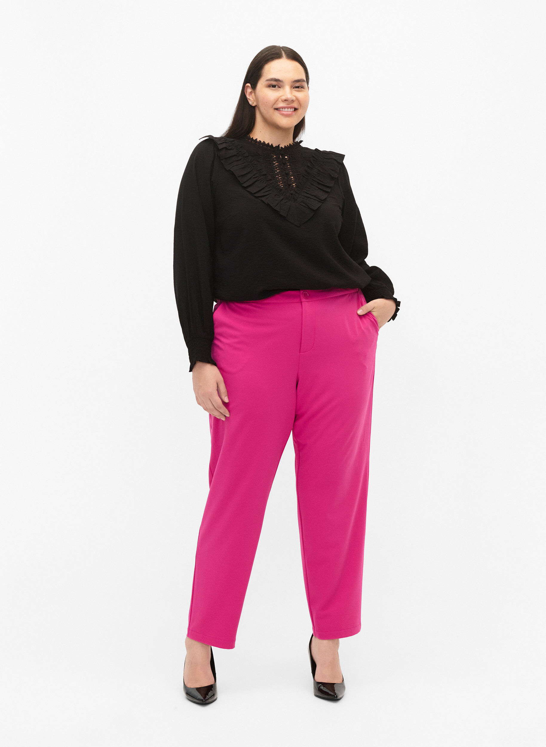 Zizzi Viskoosista valmistettu pusero r&ouml;yhel&ouml;ill&auml; ja kirjontayksityiskohdilla, Black, Model image number 2