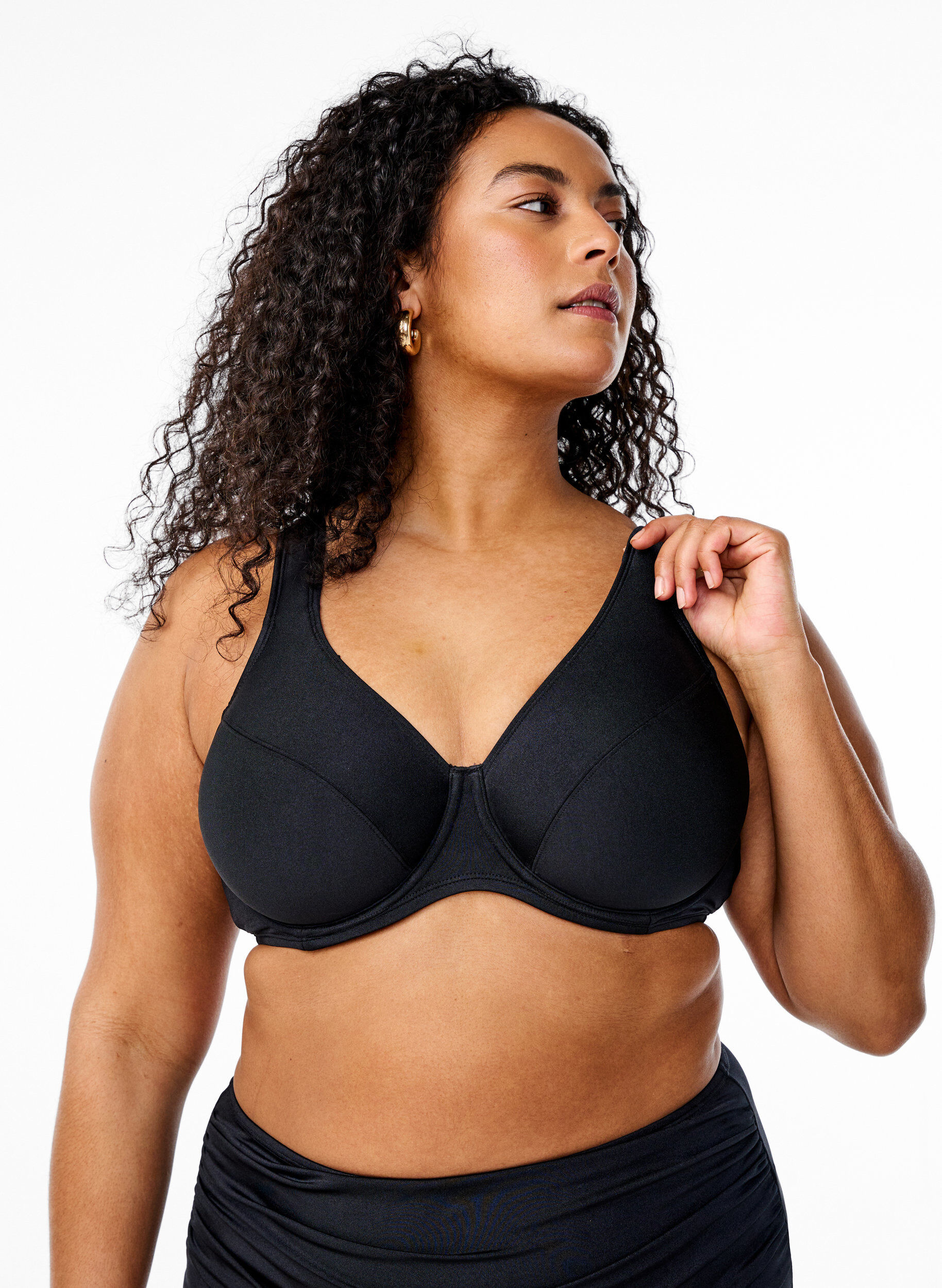 Kokop&auml;&auml;llysteinen bikiniliivi kaarituilla, Musta, Model