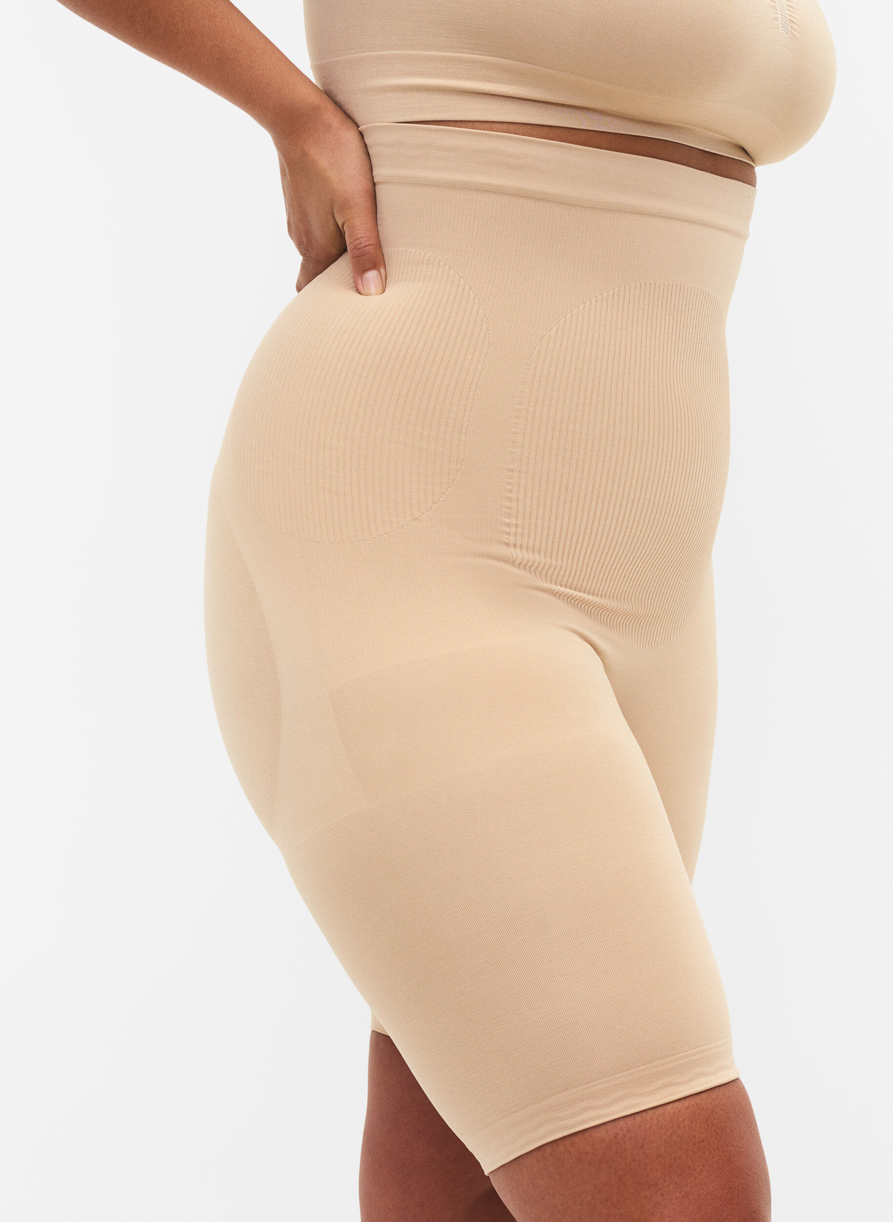 Zizzi Korkeavy&ouml;t&auml;r&ouml;iset shapewear-shortsit, Beige, Model image number 3