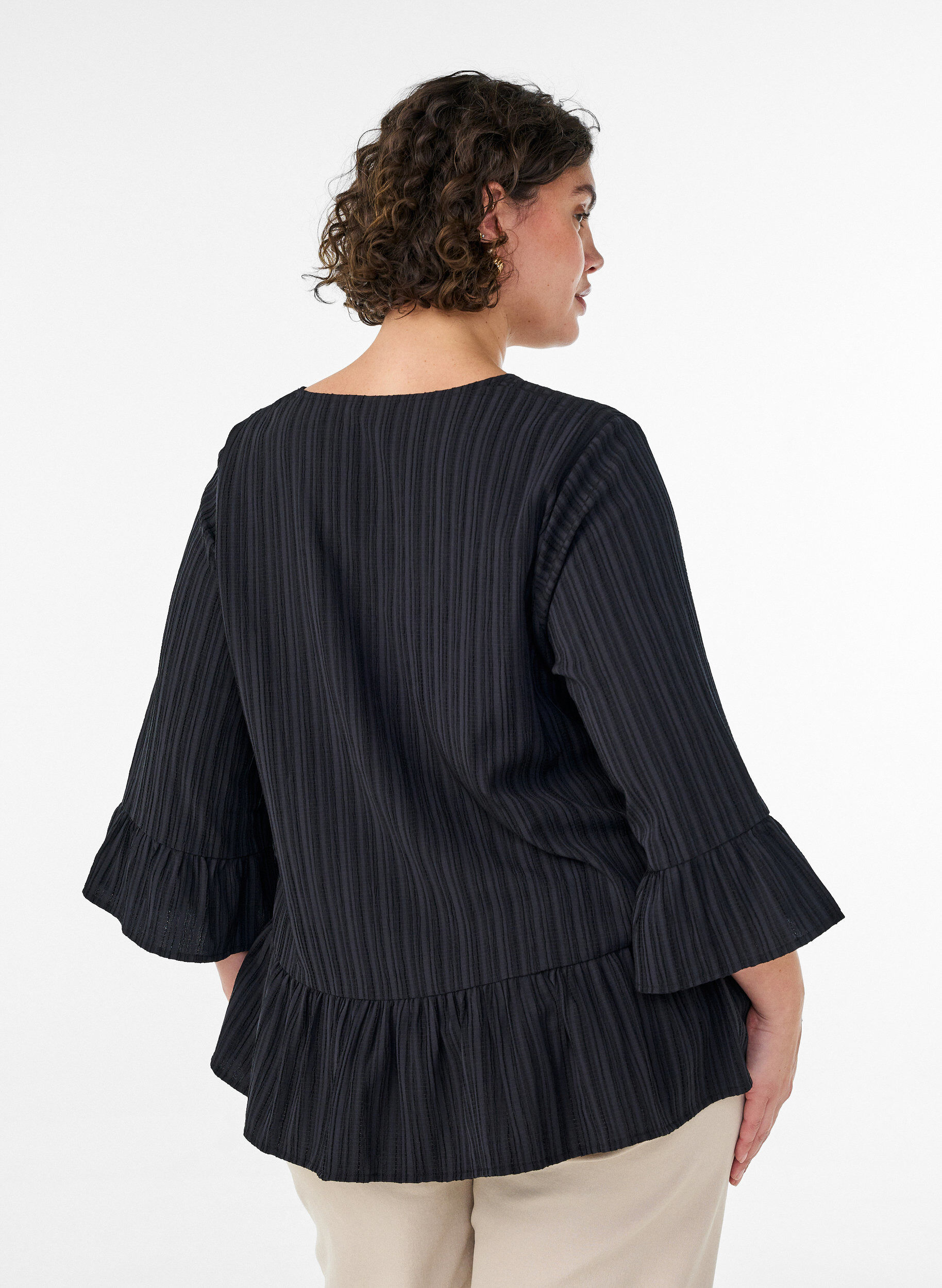 ZizziPusero tekstuurilla, V-p&auml;&auml;ntiell&auml; ja r&ouml;yhel&ouml;ill&auml;, Musta, Model image number 2