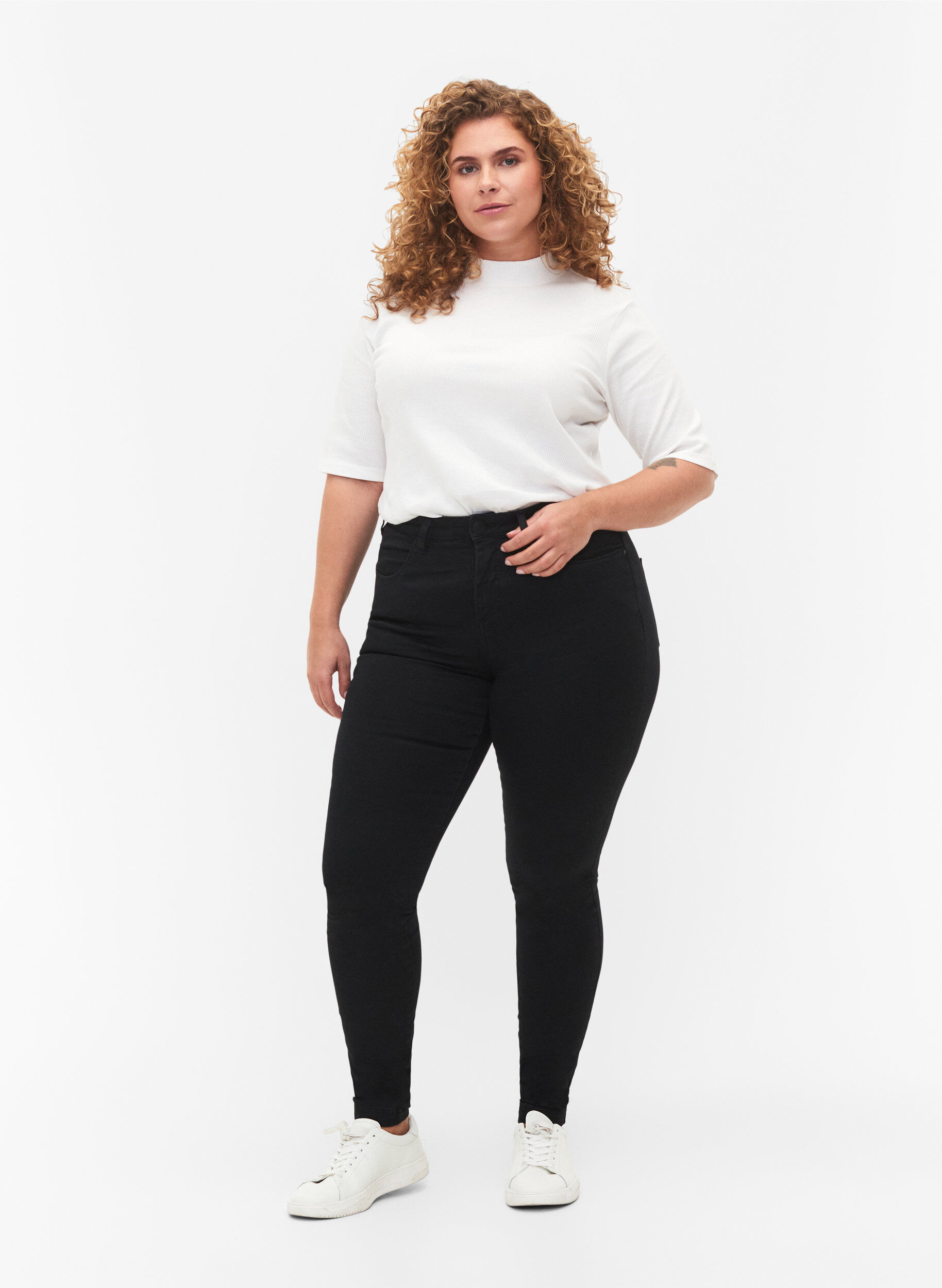 Superkapeat Amy-farkut korkealla vy&ouml;t&auml;r&ouml;ll&auml;, Black, Model