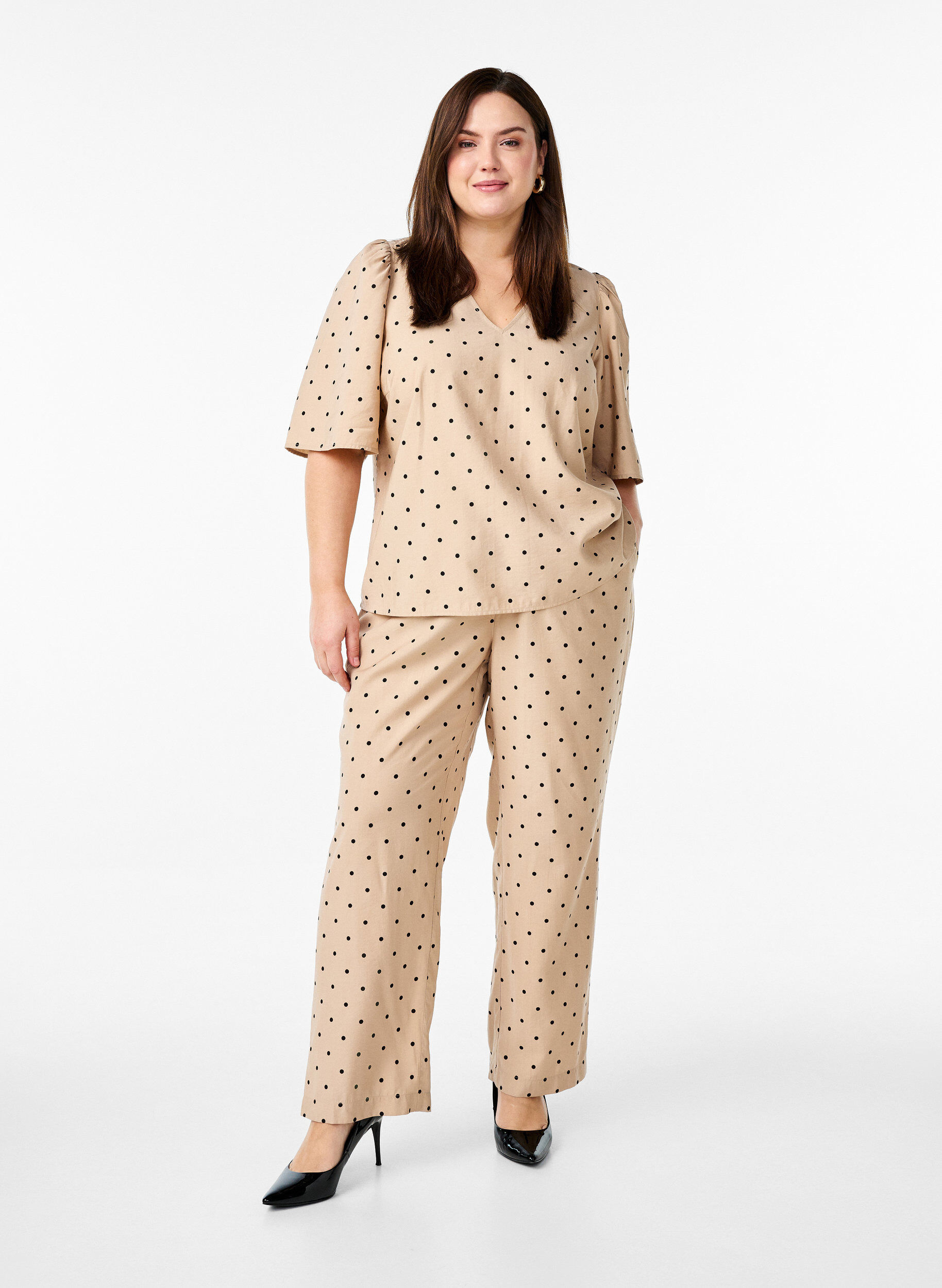 Zizzi Pusero l&ouml;ysill&auml; hihoilla ja v-p&auml;&auml;ntiell&auml;, Beige, Model image number 1