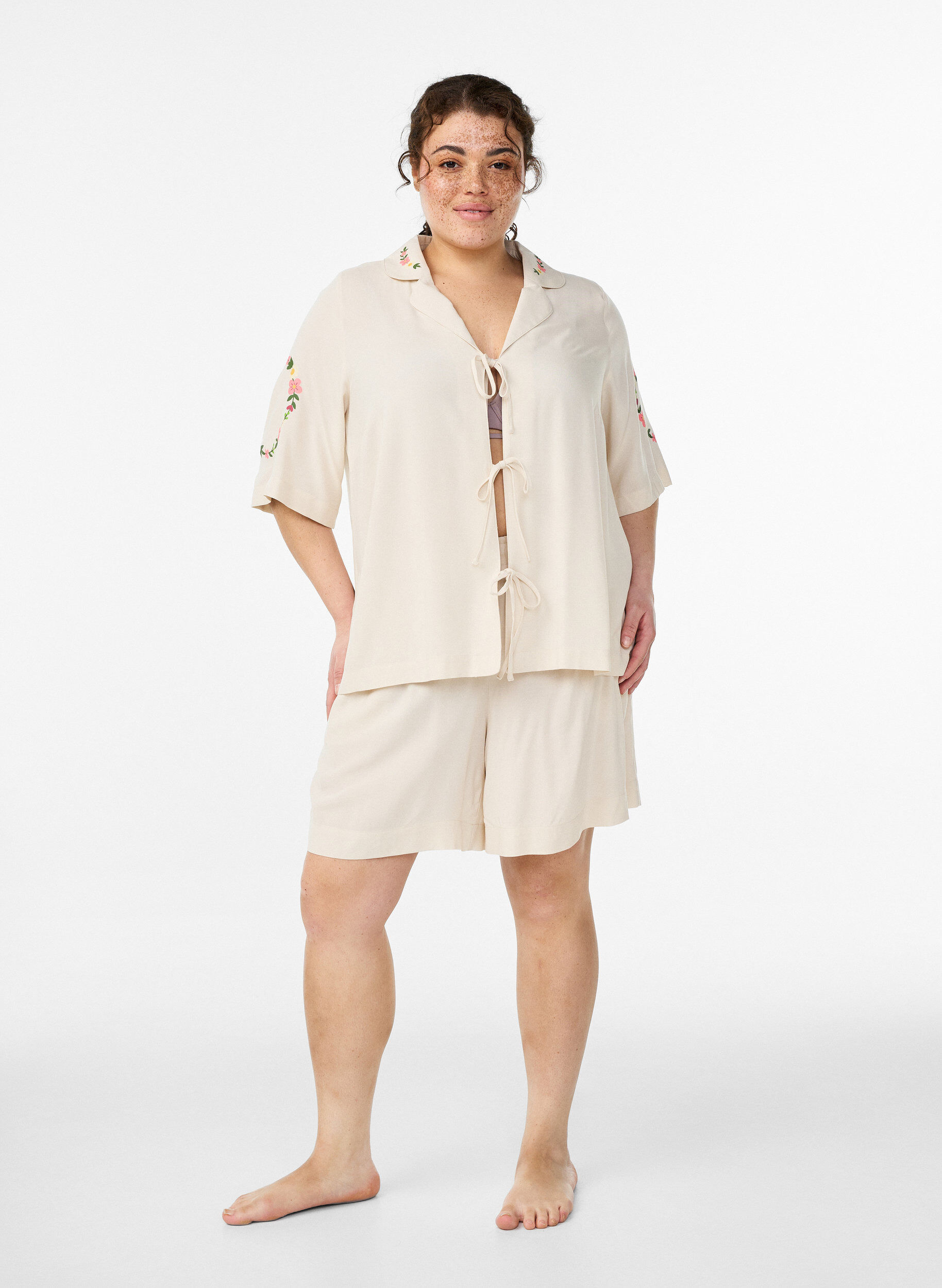 Zizzi Viskoosinen pyjaman paita solmittavalla kiinnityksell&auml; ja kukkakuosilla, Beige, Model image number 1