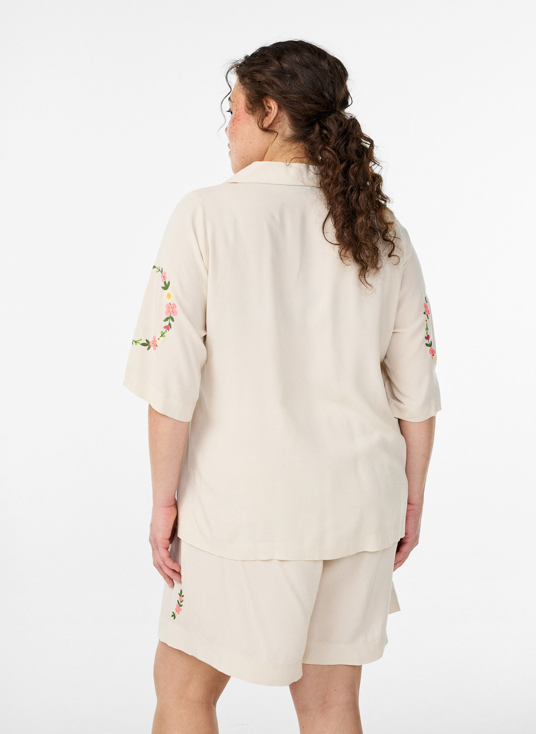 Zizzi Viskoosinen pyjaman paita solmittavalla kiinnityksell&auml; ja kukkakuosilla, Beige, Model image number 2