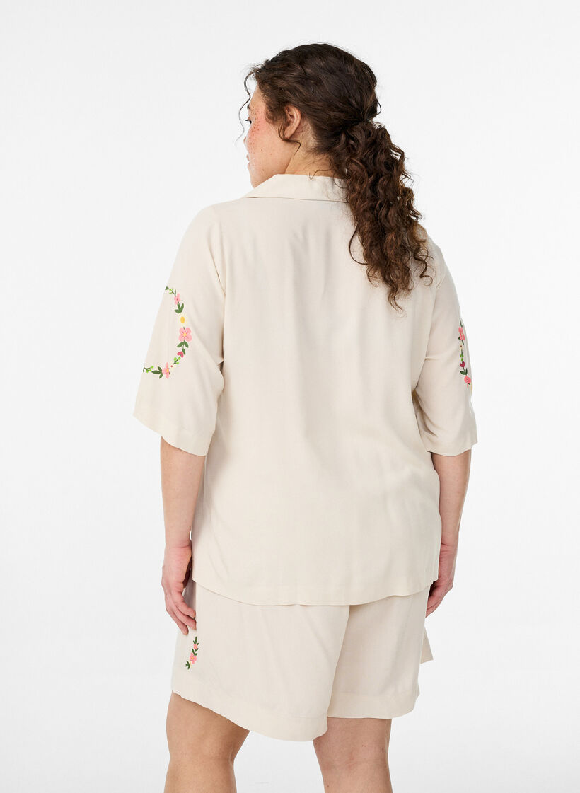 Viskoosinen pyjaman paita solmittavalla kiinnityksell&auml; ja kukkakuosilla, Beige, Model image number 2