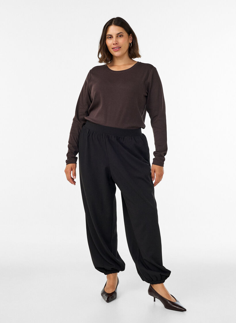 Pitk&auml;hihainen perus-T-paita py&ouml;re&auml;ll&auml; p&auml;&auml;ntiell&auml;, Ruskea, Model image number 1