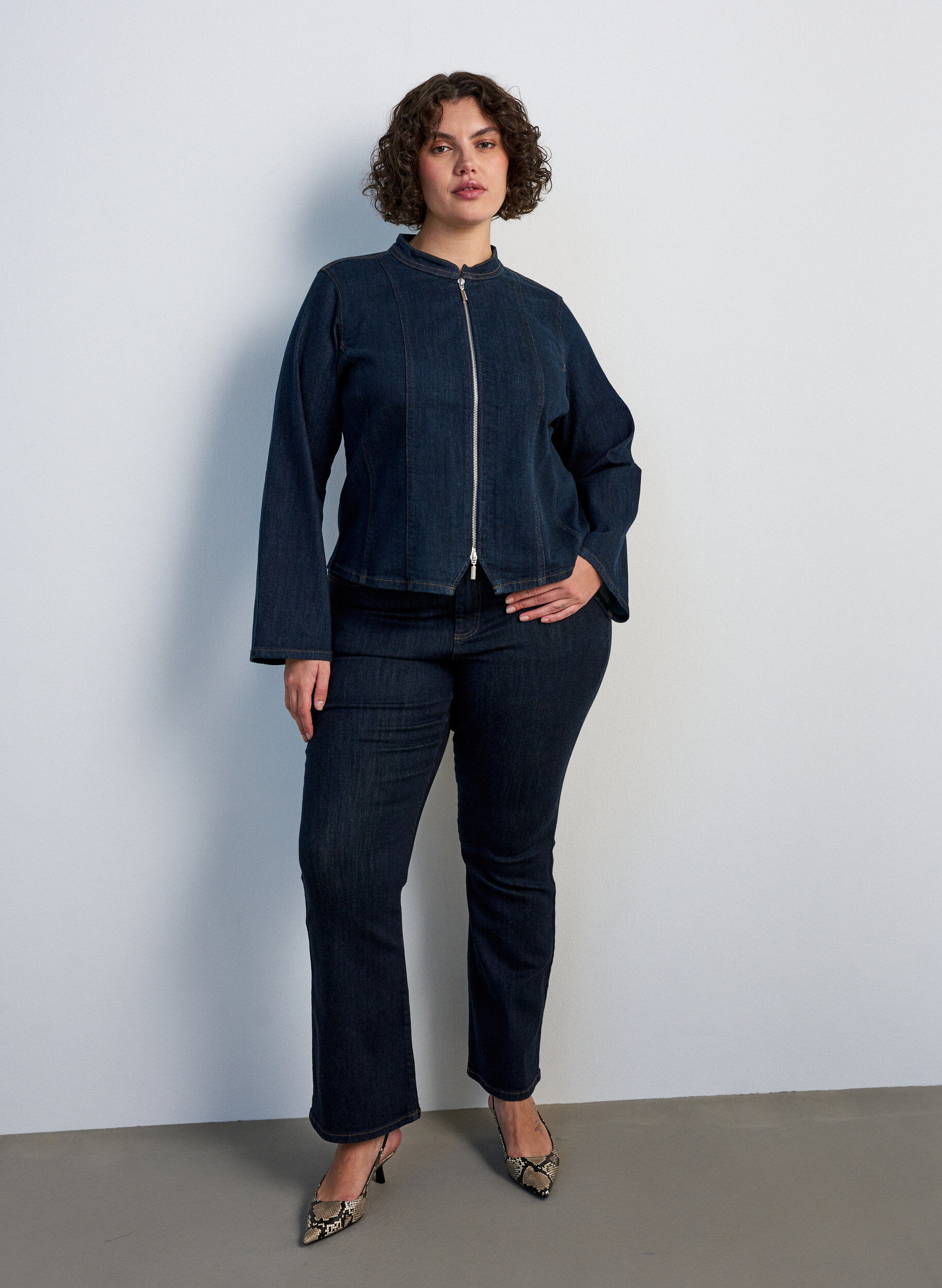 Ellen korkeavy&ouml;t&auml;r&ouml;iset bootcut-farkut, Sininen, Model