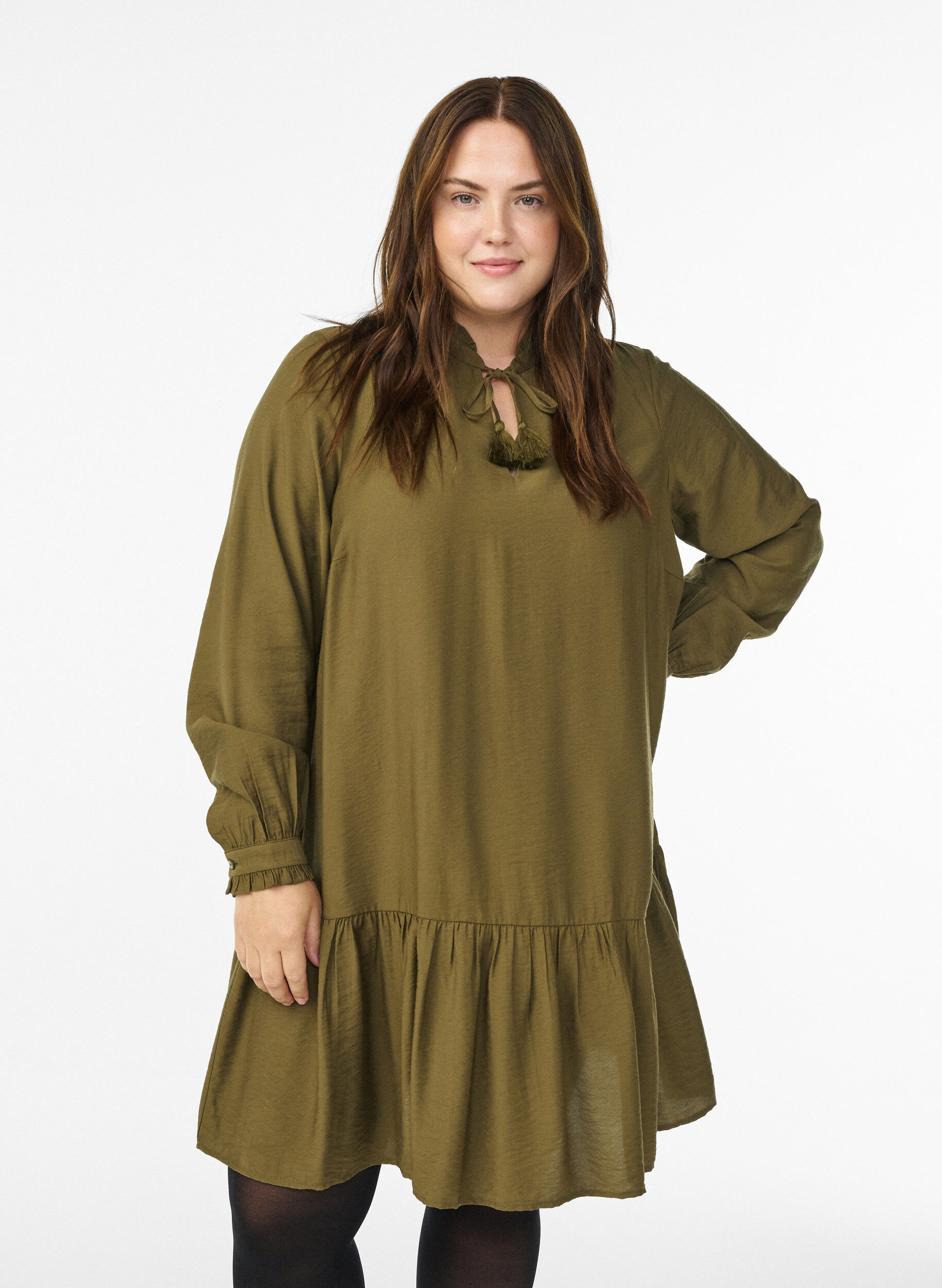 Lyhyt A-linjainen mekko r&ouml;yhel&ouml;ill&auml;, Vihre&auml;, Model