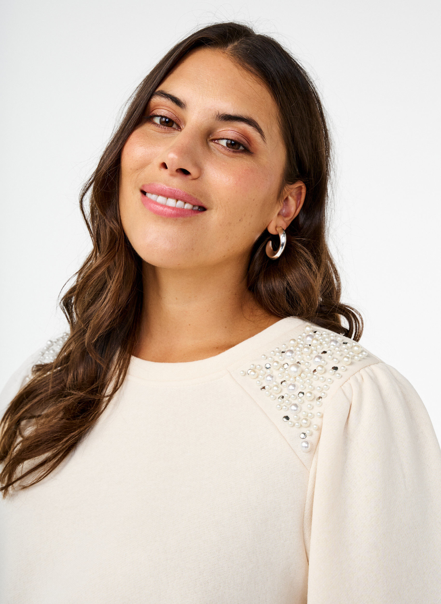 Zizzi Helposti yhdistelt&auml;v&auml; collegepaita helmiyksityiskohdilla, Buttercream, Model image number 2