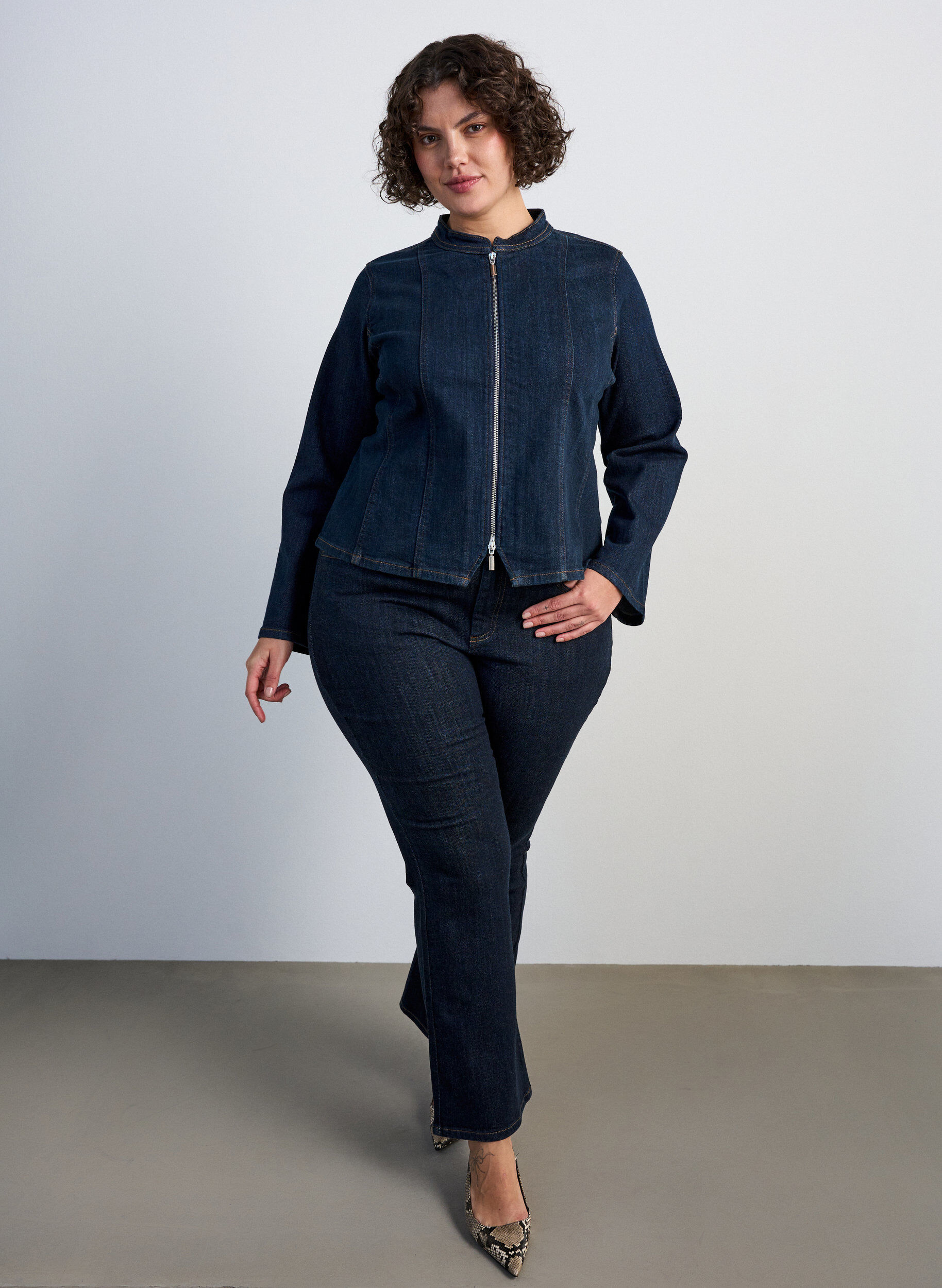 ZizziVartalonmy&ouml;t&auml;inen farkkutakki vetoketjulla, Sininen, Model image number 1