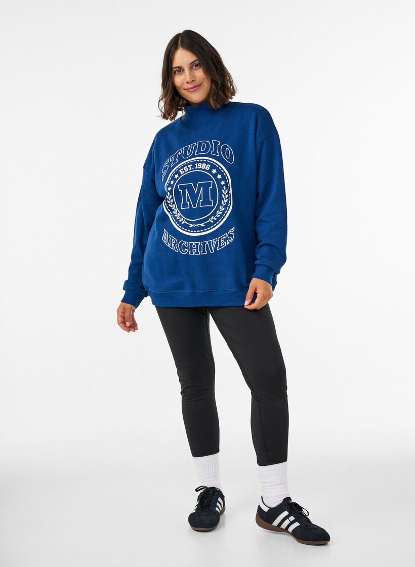 Collegepaita korkealla kauluksella ja urheilullisella etuprintill&auml;, Sininen, Model image number 1