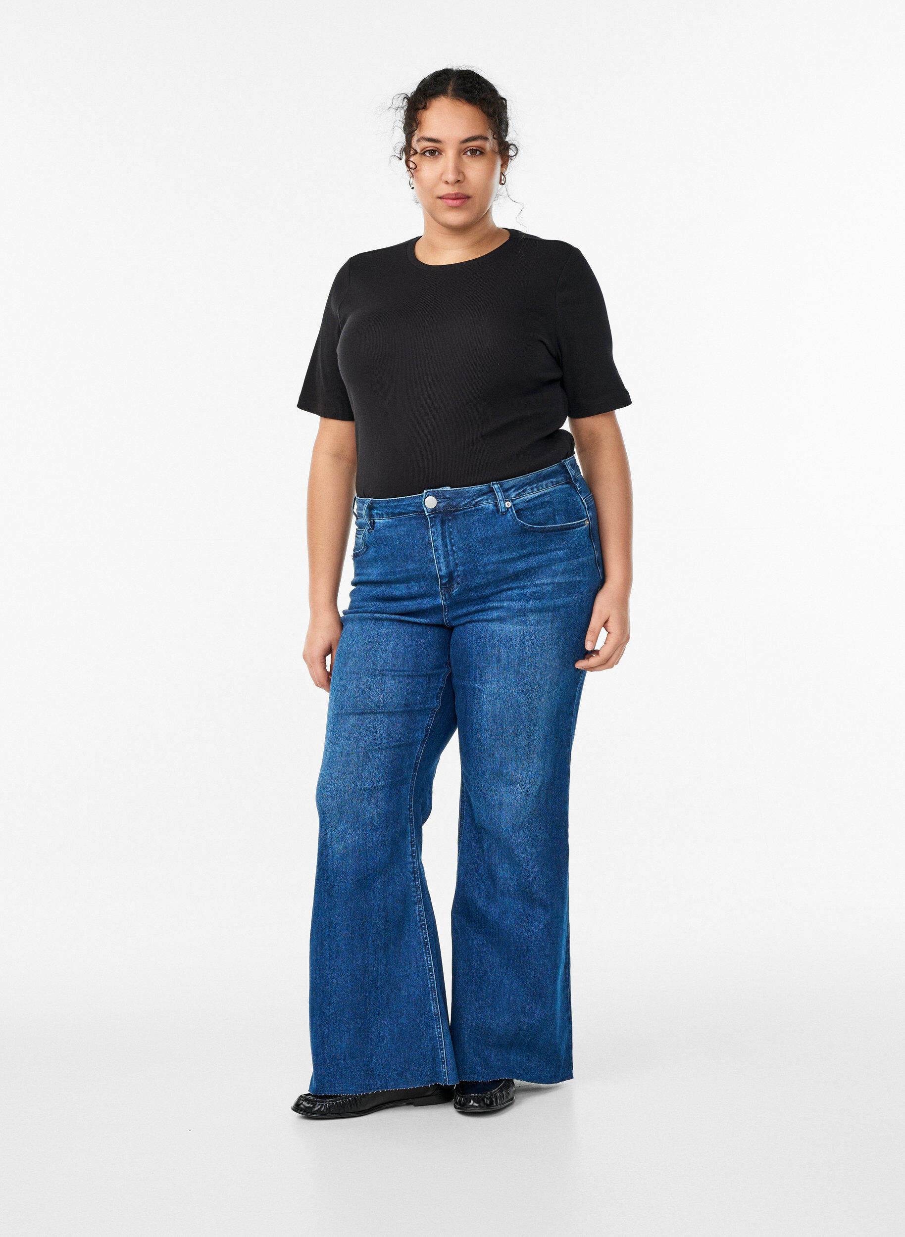 Zizzi Perus ribattu T-paita py&ouml;re&auml;ll&auml; p&auml;&auml;ntiell&auml;, Musta, Model image number 1