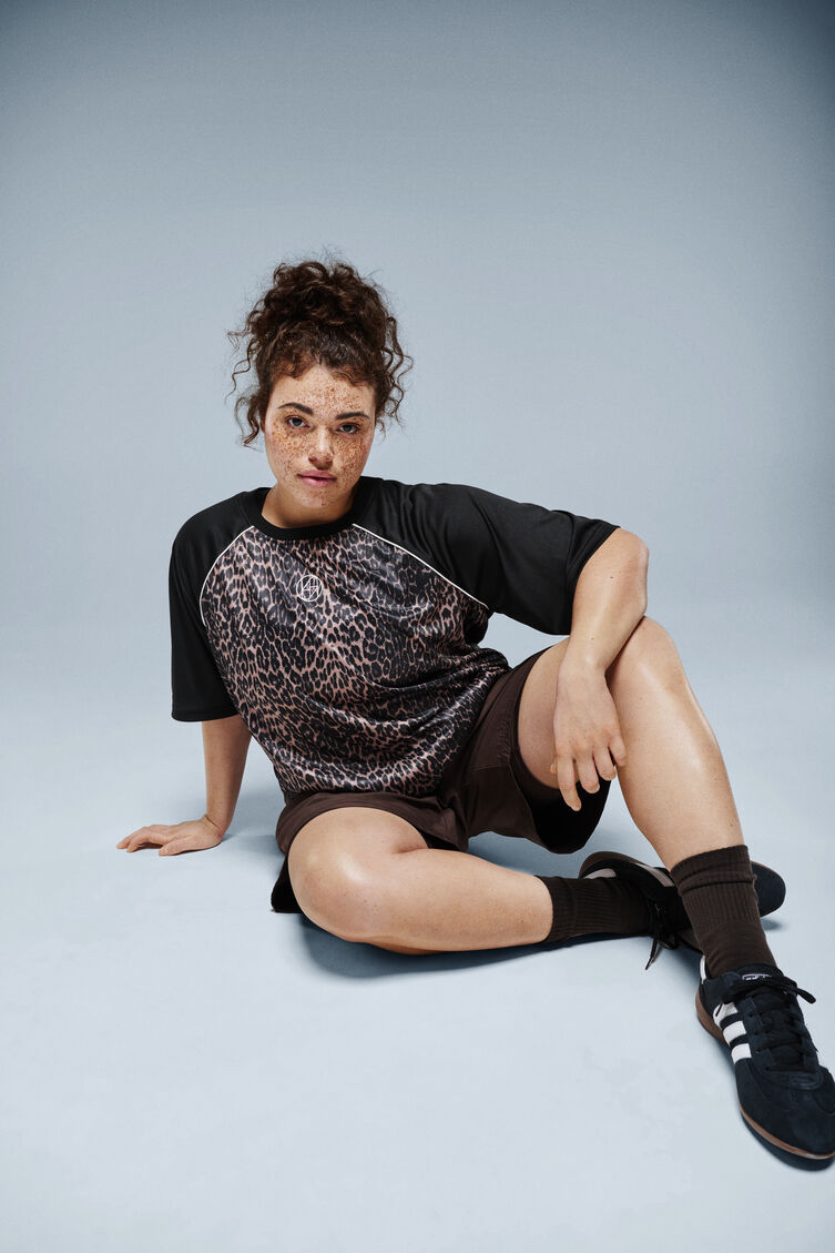 Leopardikuvioinen treenipaita, , Model