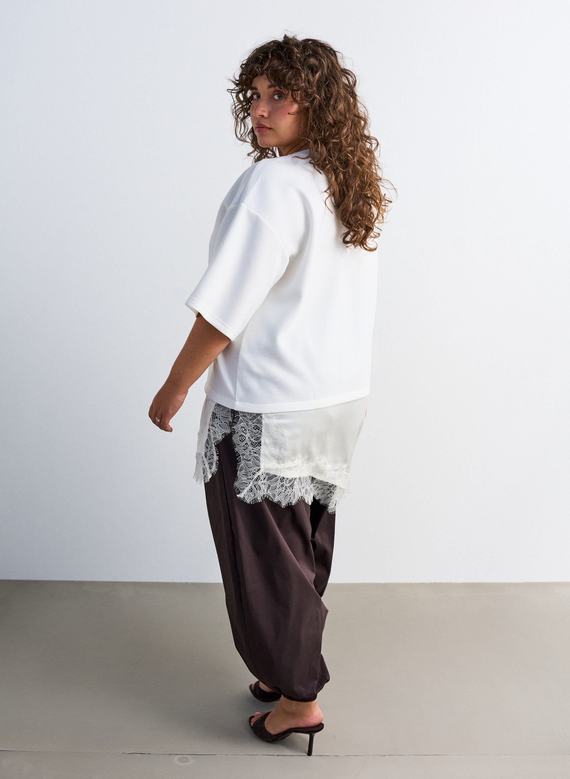 ZizziJerseypusero kerroslookilla ja pitsill&auml;, Vanilja, Model image number 1