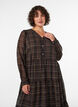 Ruudullinen midimekko kerroshelmalla, Ruskea, Model image number 2