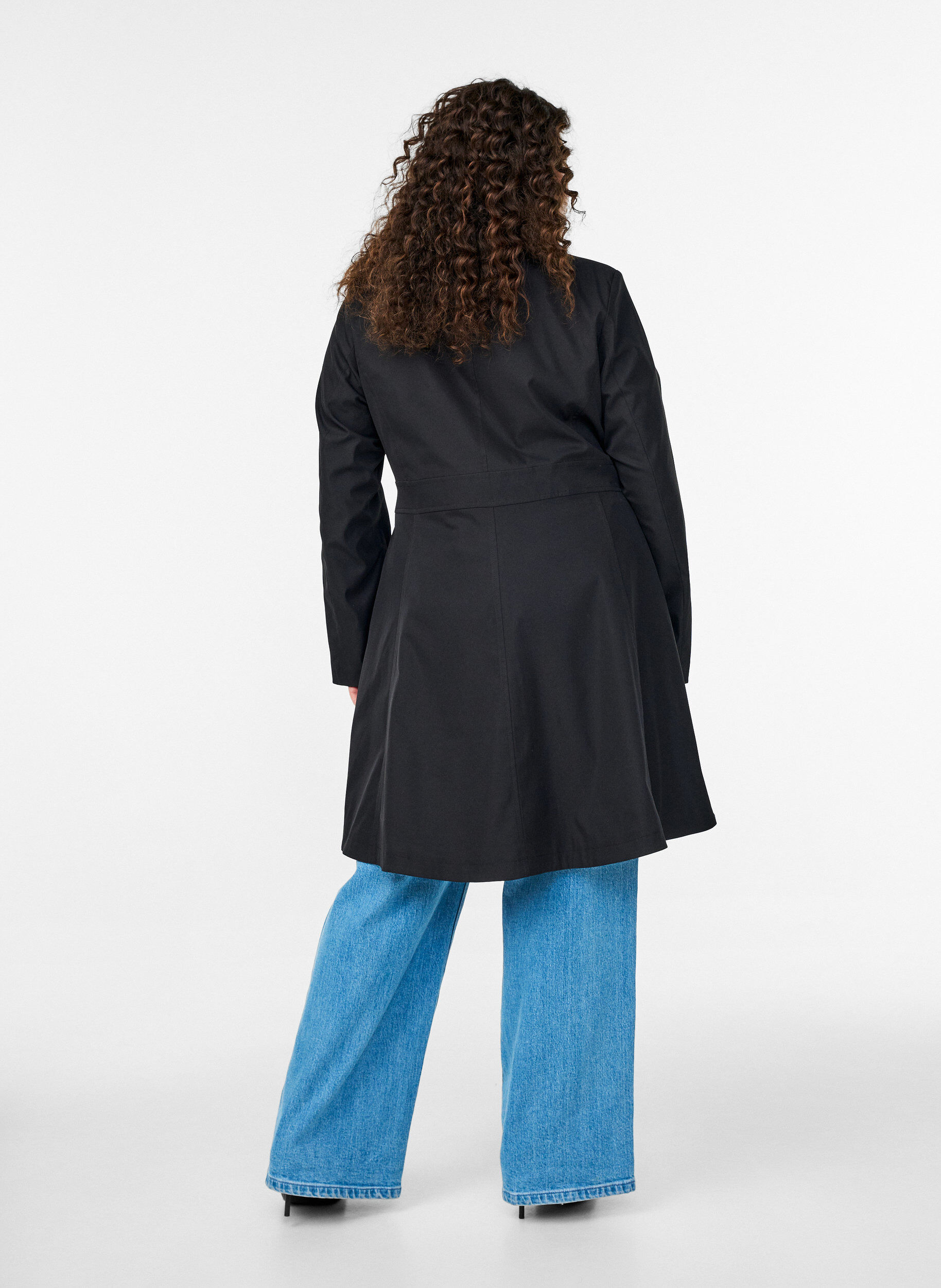 Zizzi A-linjainen kev&auml;ttakki kaksirivisell&auml; kiinnityksell&auml;, Musta, Model image number 2