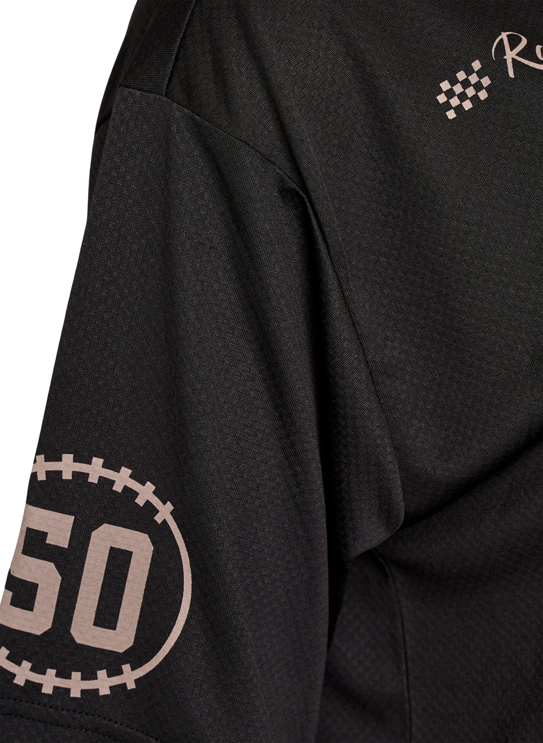 Zizzi Sporttinen T-paita V-p&auml;&auml;ntiell&auml; ja racing-printill&auml;, Musta, Packshot image number 3