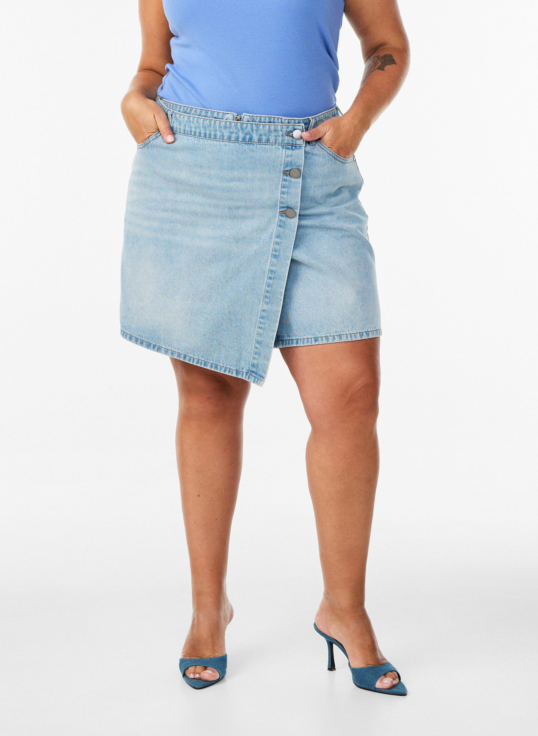 ZizziDenimskortsit kietaisuefektill&auml; ja korkealla vy&ouml;t&auml;r&ouml;ll&auml;, Sininen, Model image number 3