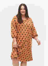 Pilkullinen mekko 3/4-hihoilla, Almond Black Dot, Model