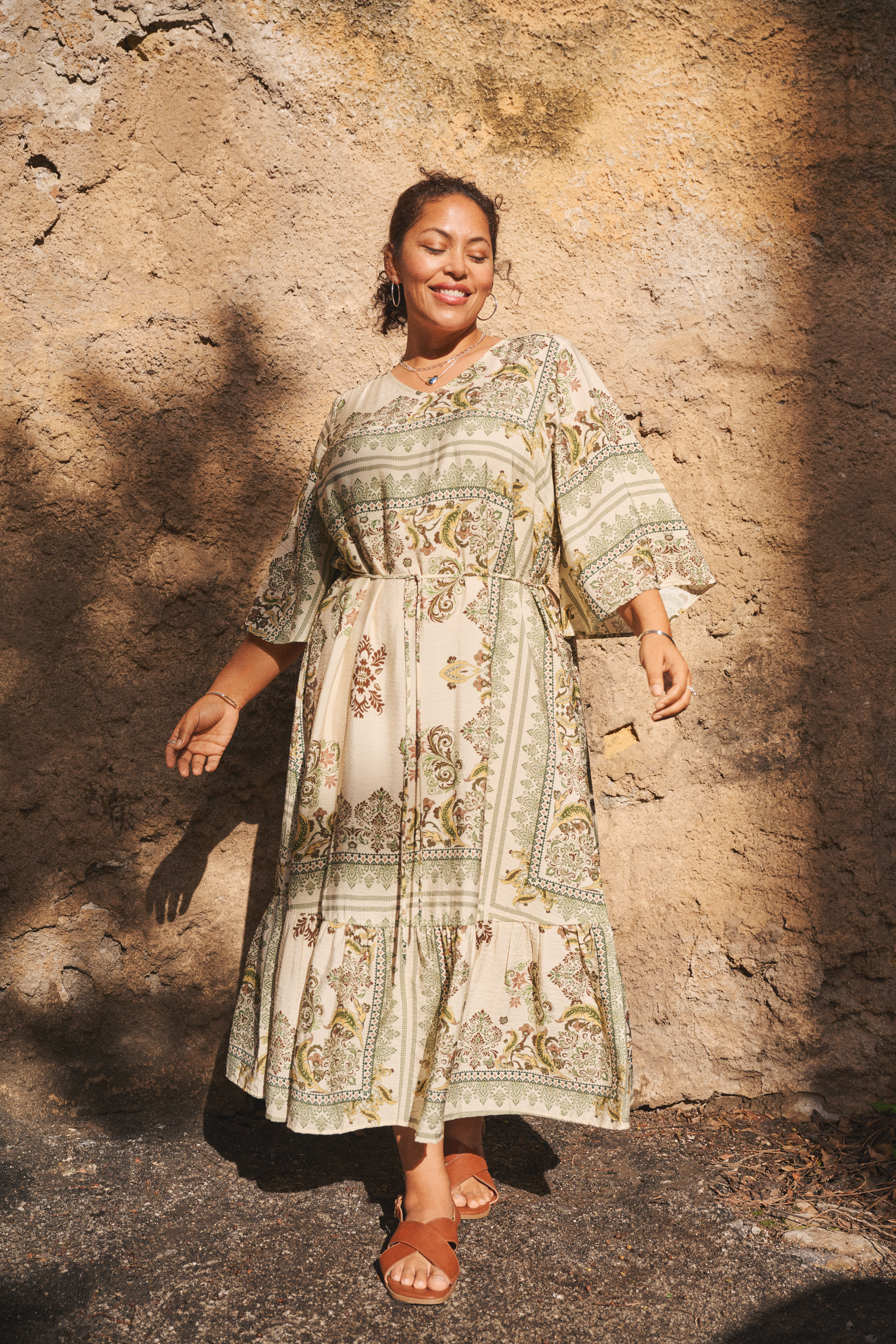 Kuvioitu mekko vihreiss&auml; s&auml;vyiss&auml;, , Model