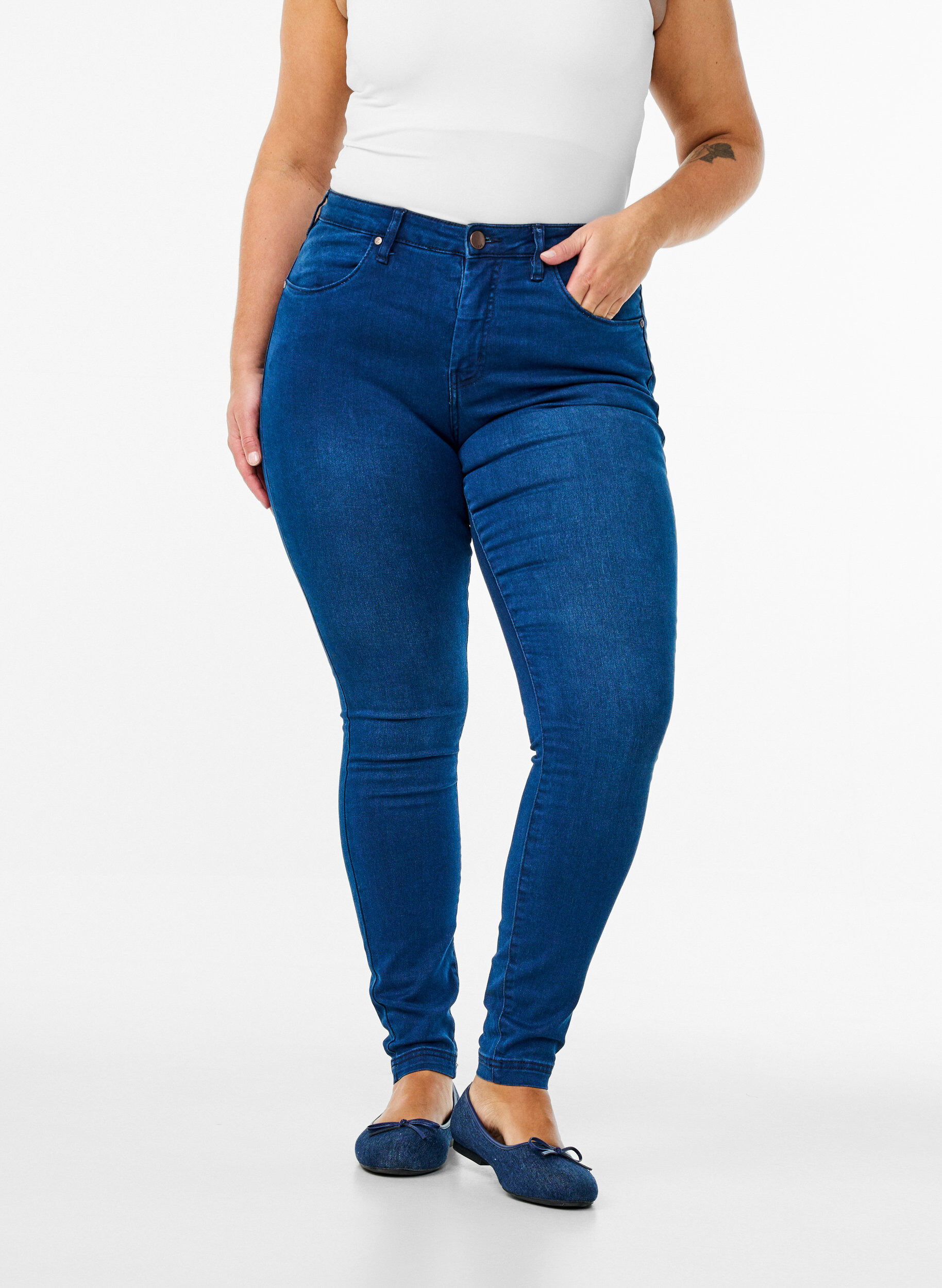 Zizzi Super slim Amy-farkut korkealla vy&ouml;t&auml;r&ouml;ll&auml;, Blue Denim, Model image number 2
