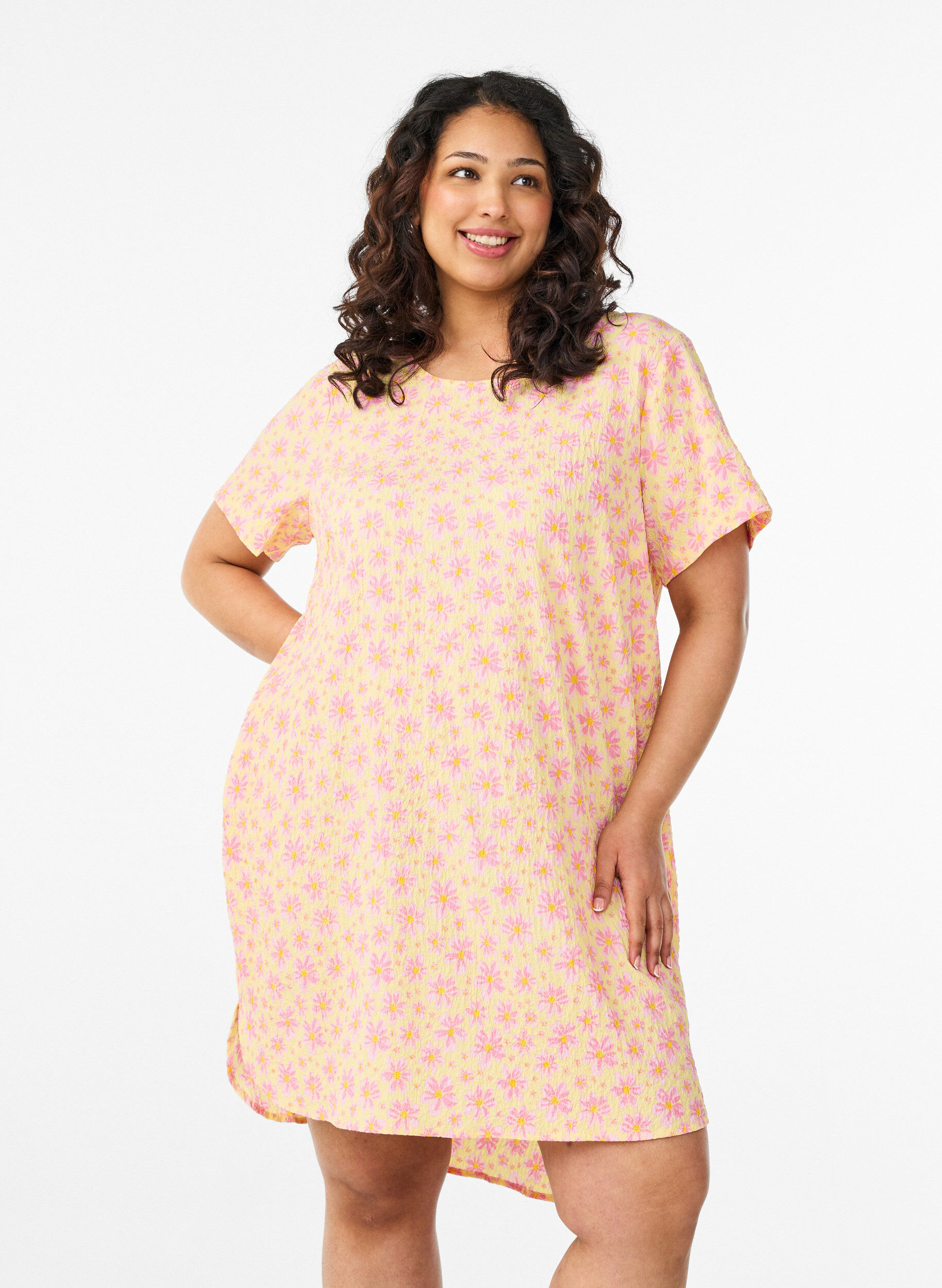 ZizziLyhyt mekko, jossa on ryppyinen pinta ja lyhyet hihat, Keltainen, Model image number 0