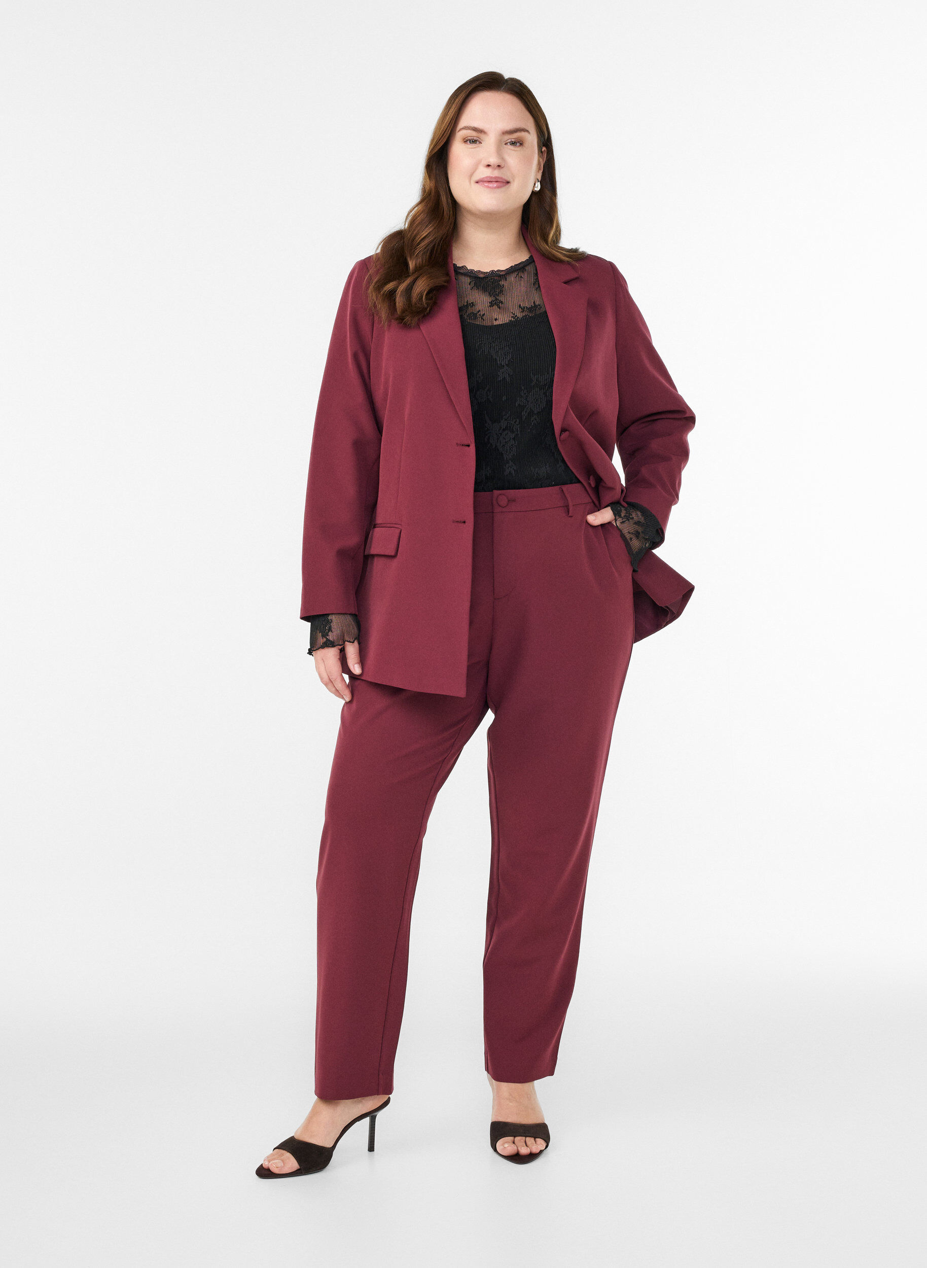 Housut taskuilla ja suorilla lahkeilla, Punainen, Model
