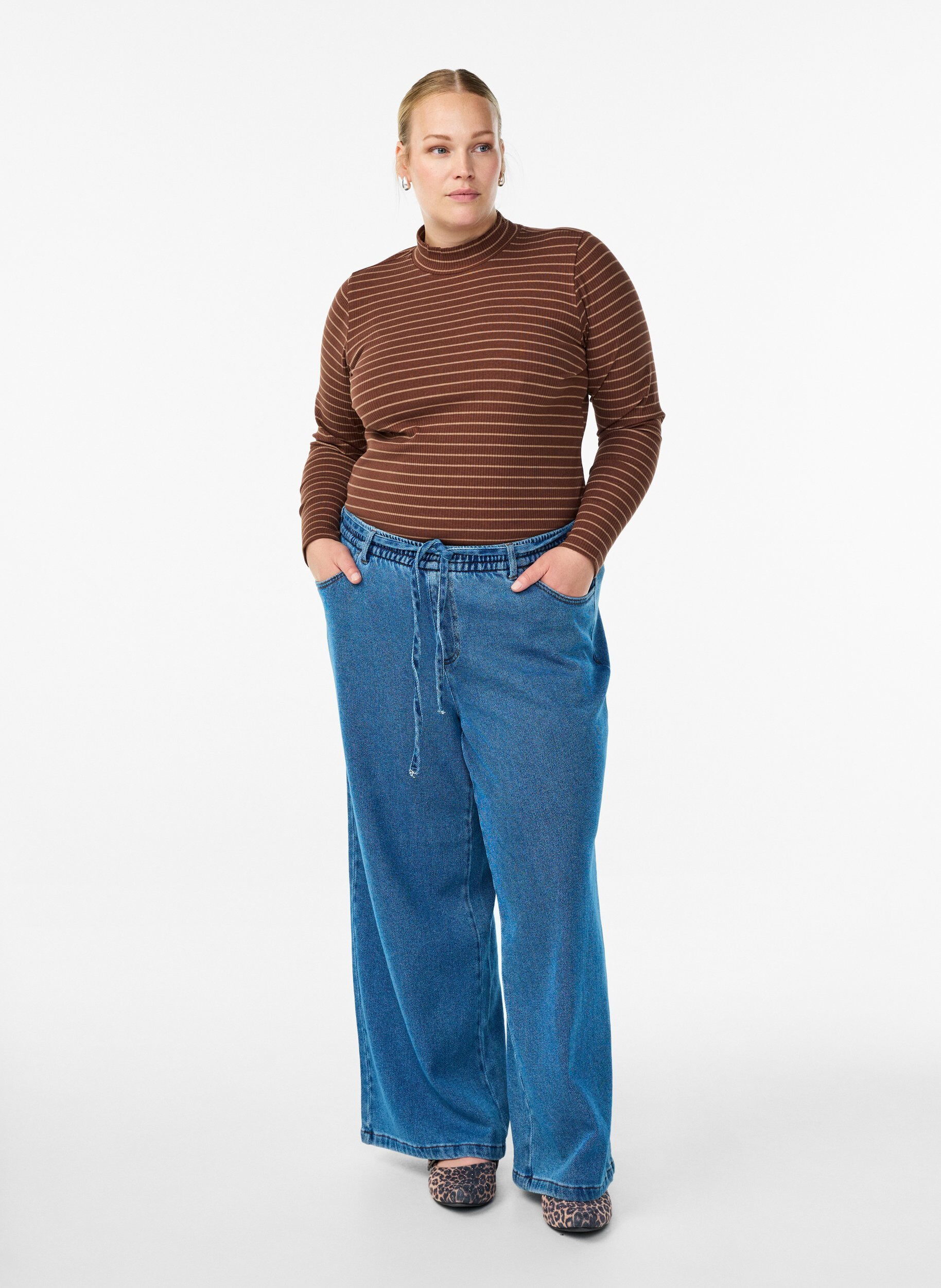 Zizzi Raidallinen ribattu jersey-pusero korkealla kauluksella., Ruskea, Model image number 1