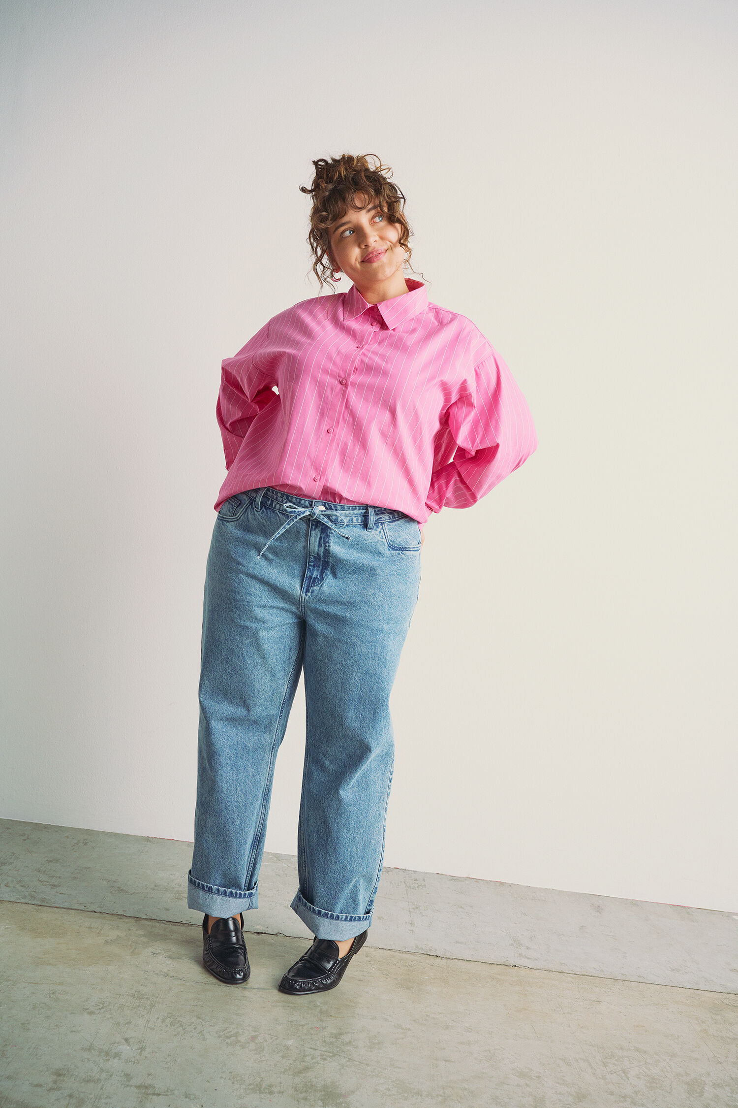 Paita, jossa takana solmittari, , Model