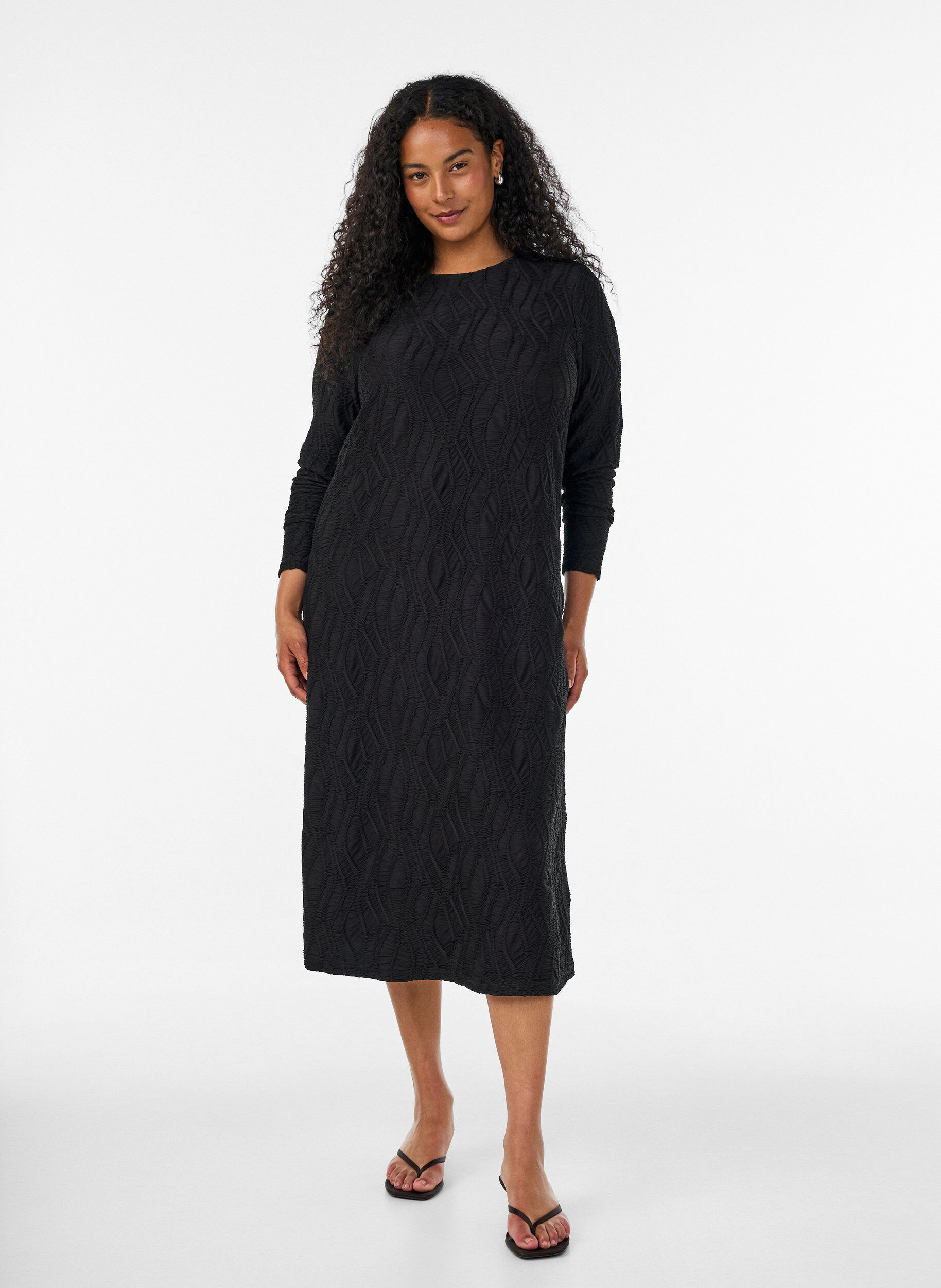 Midimekko aaltoilevalla tekstuurilla ja pitkill&auml; hihoilla, Musta, Model