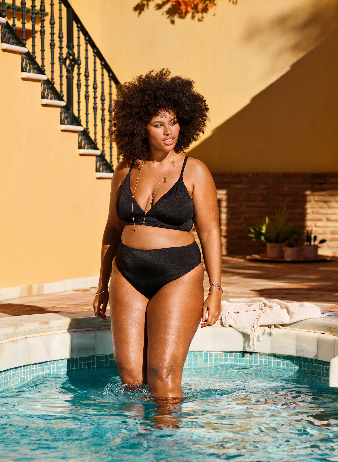 Zizzi Bikinitoppi, jossa on irrotettavat pehmusteet ja nauha sel&auml;ss&auml;, Musta, Image image number 0