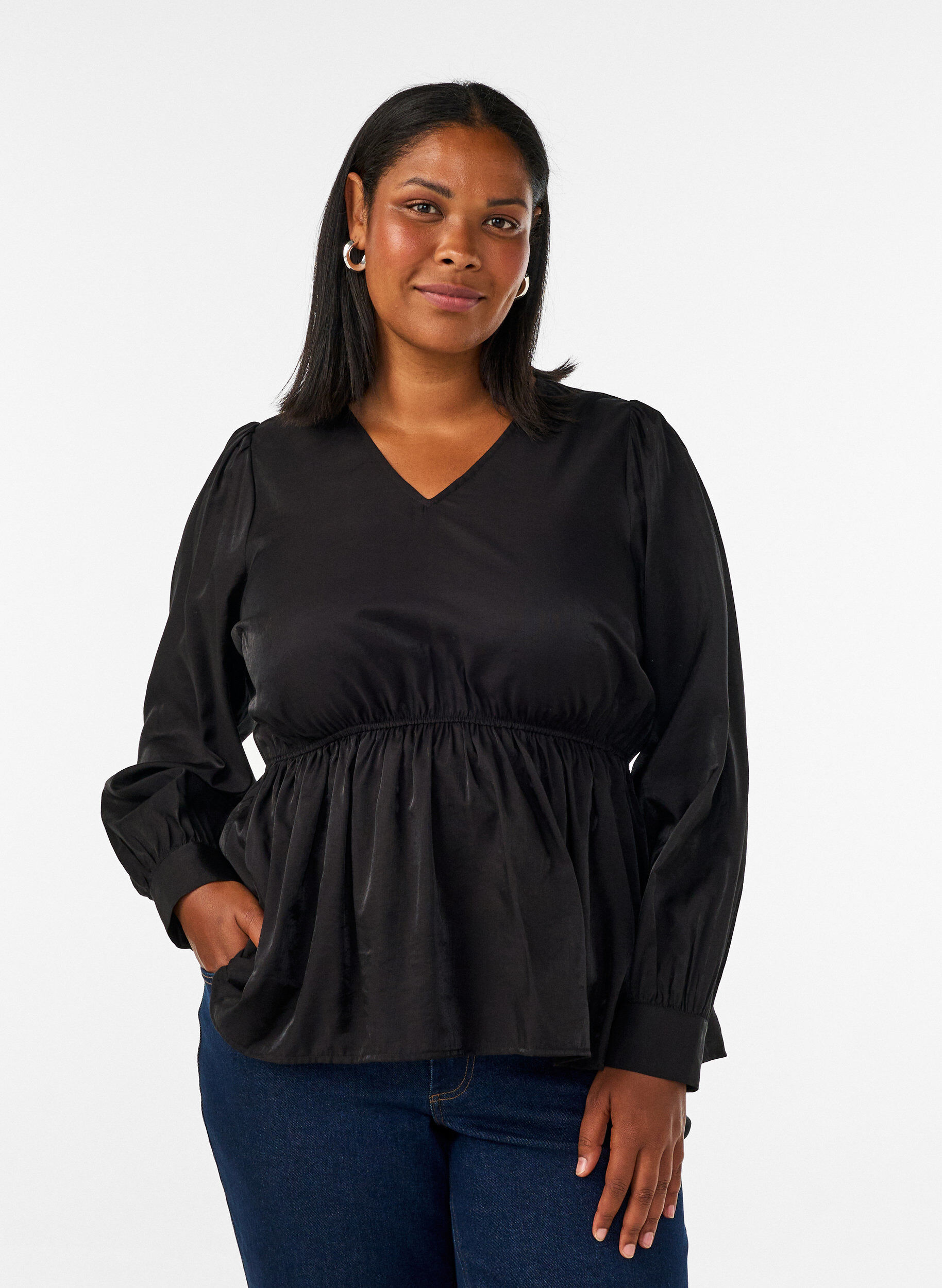 Kiilt&auml;v&auml; viskoosipusero peplum-efektill&auml;, Musta, Model