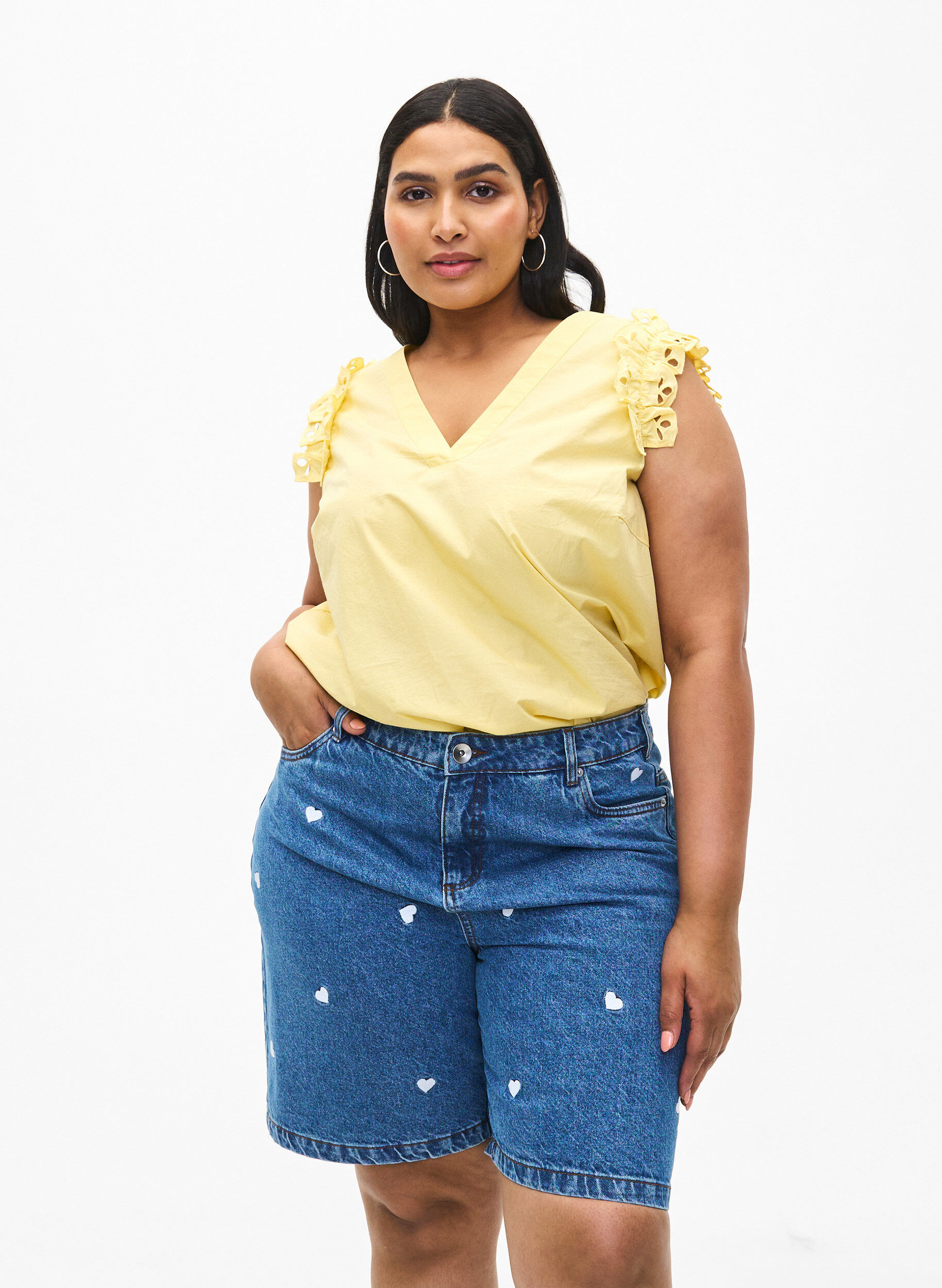 Zizzi Korkeavy&ouml;t&auml;r&ouml;iset farkkushortsit, joissa on kirjailtuja syd&auml;mi&auml;, Sininen, Model image number 0