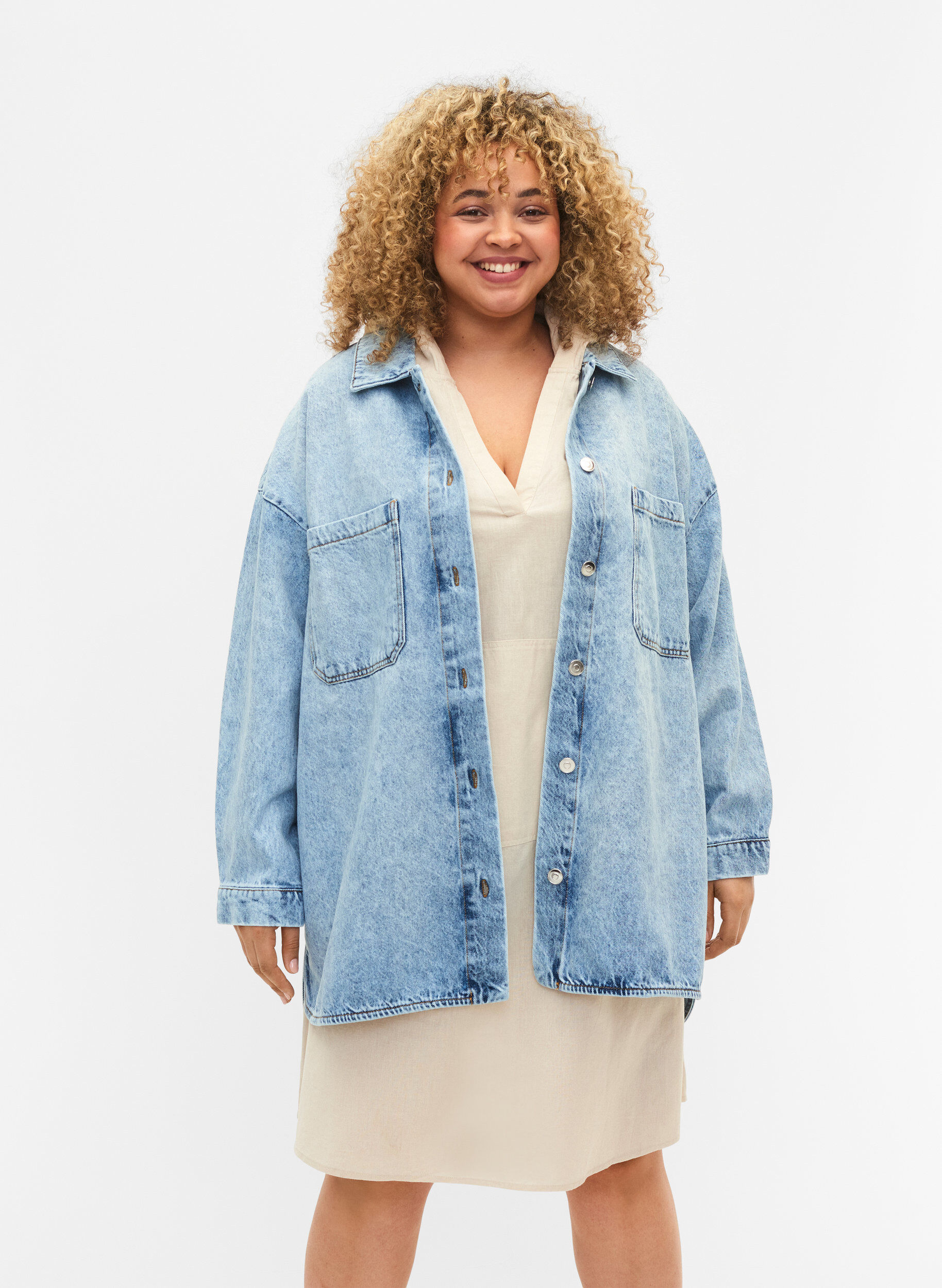 Zizzi V&auml;lj&auml; denim-takki napeilla, Light blue denim, Model image number 0
