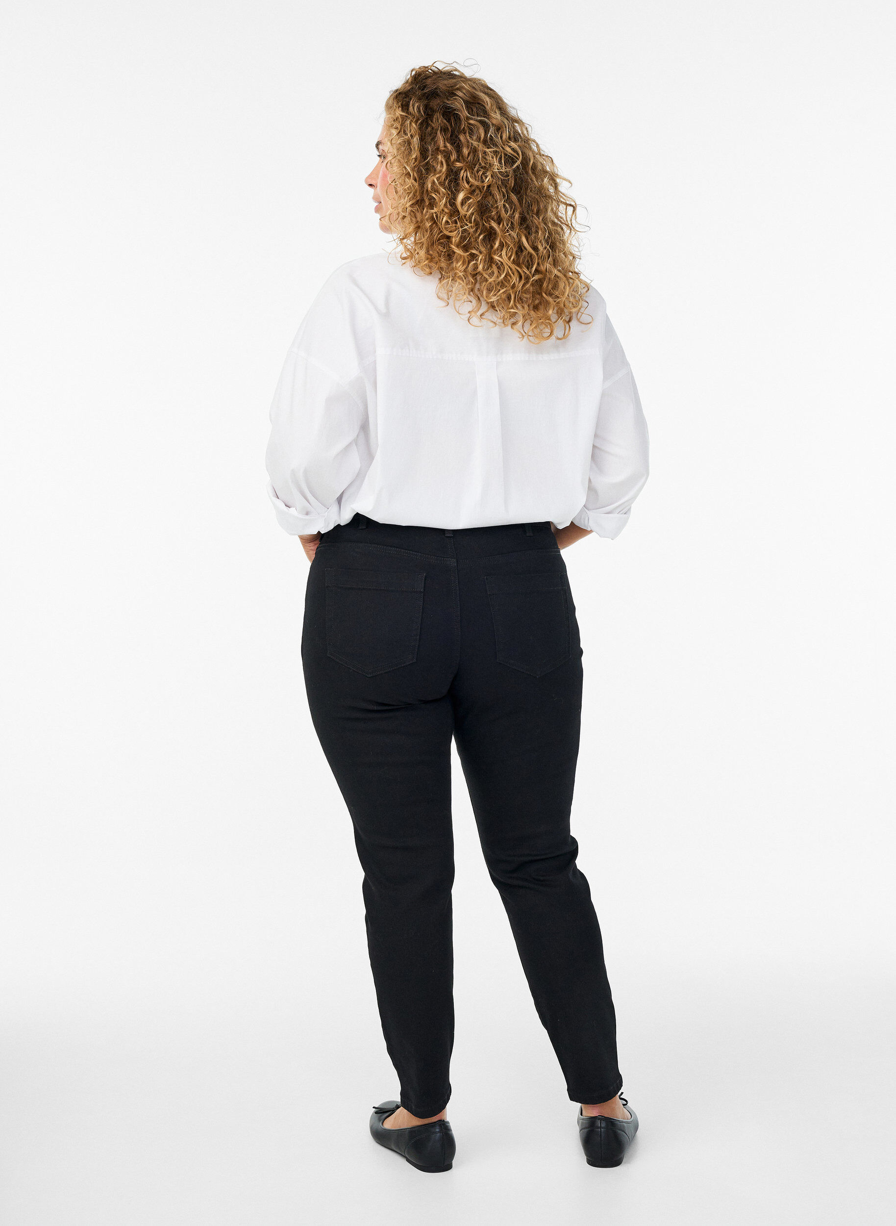 Zizzi Slim fit Emily-farkut, joissa on normaali vy&ouml;t&auml;r&ouml;., Musta, Model image number 1