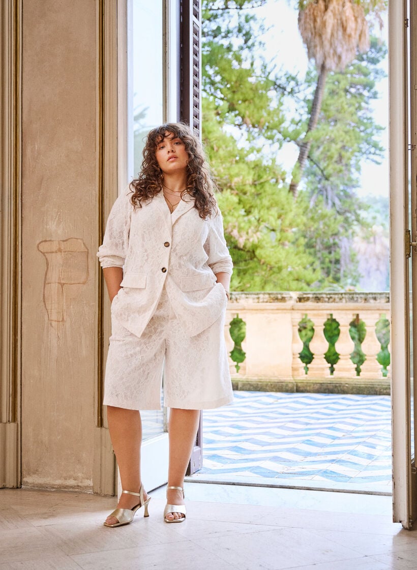 Korkeavy&ouml;t&auml;r&ouml;iset pitsi-bermudashortsit, Vanilja, Image