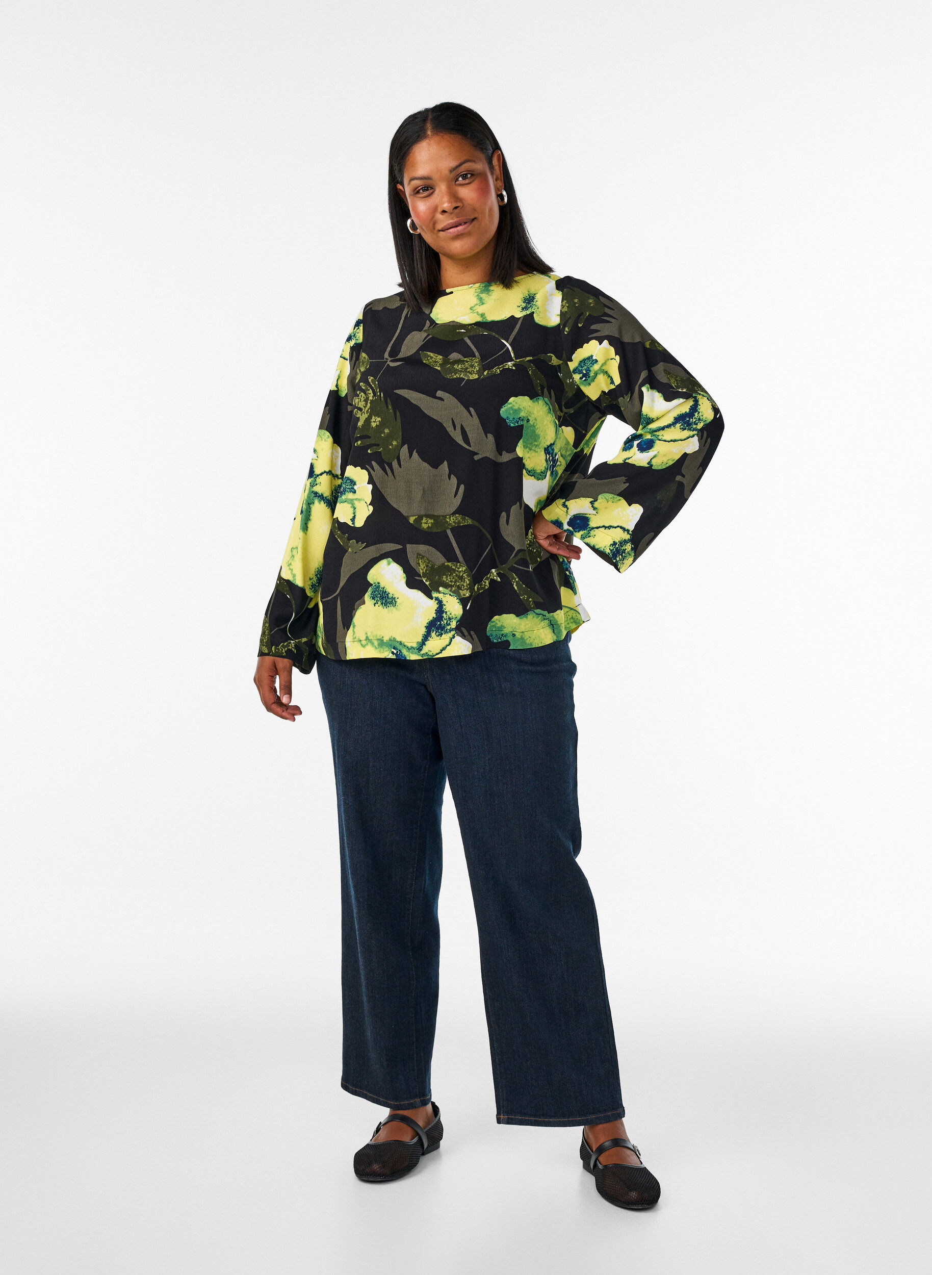 ZizziKukkakuvioinen pusero venep&auml;&auml;ntiell&auml; ja leveill&auml; hihoilla, Musta, Model image number 1