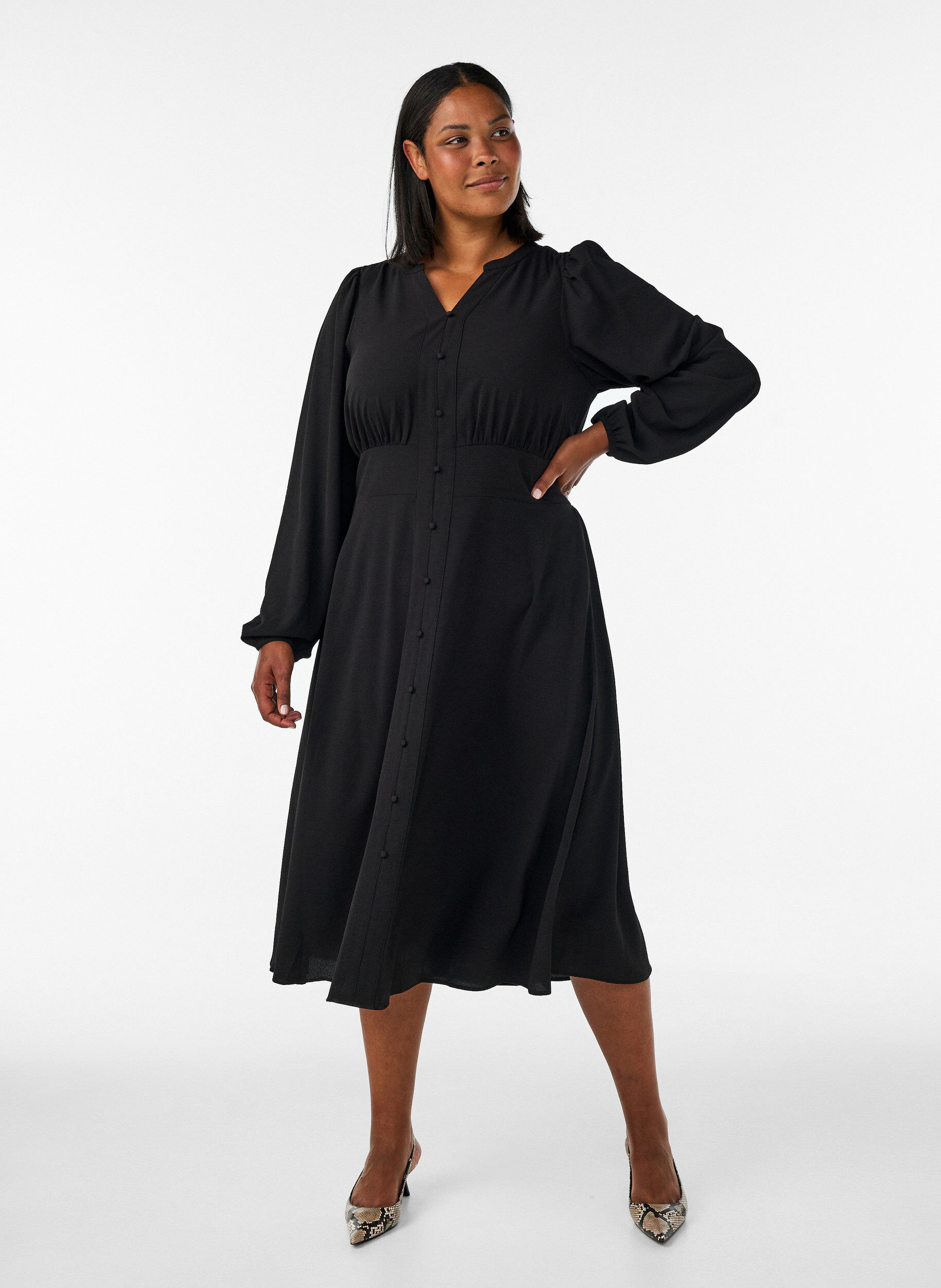 ZizziMidi-mekko smockilla ja koristeellisilla napeilla, Musta, Model image number 0
