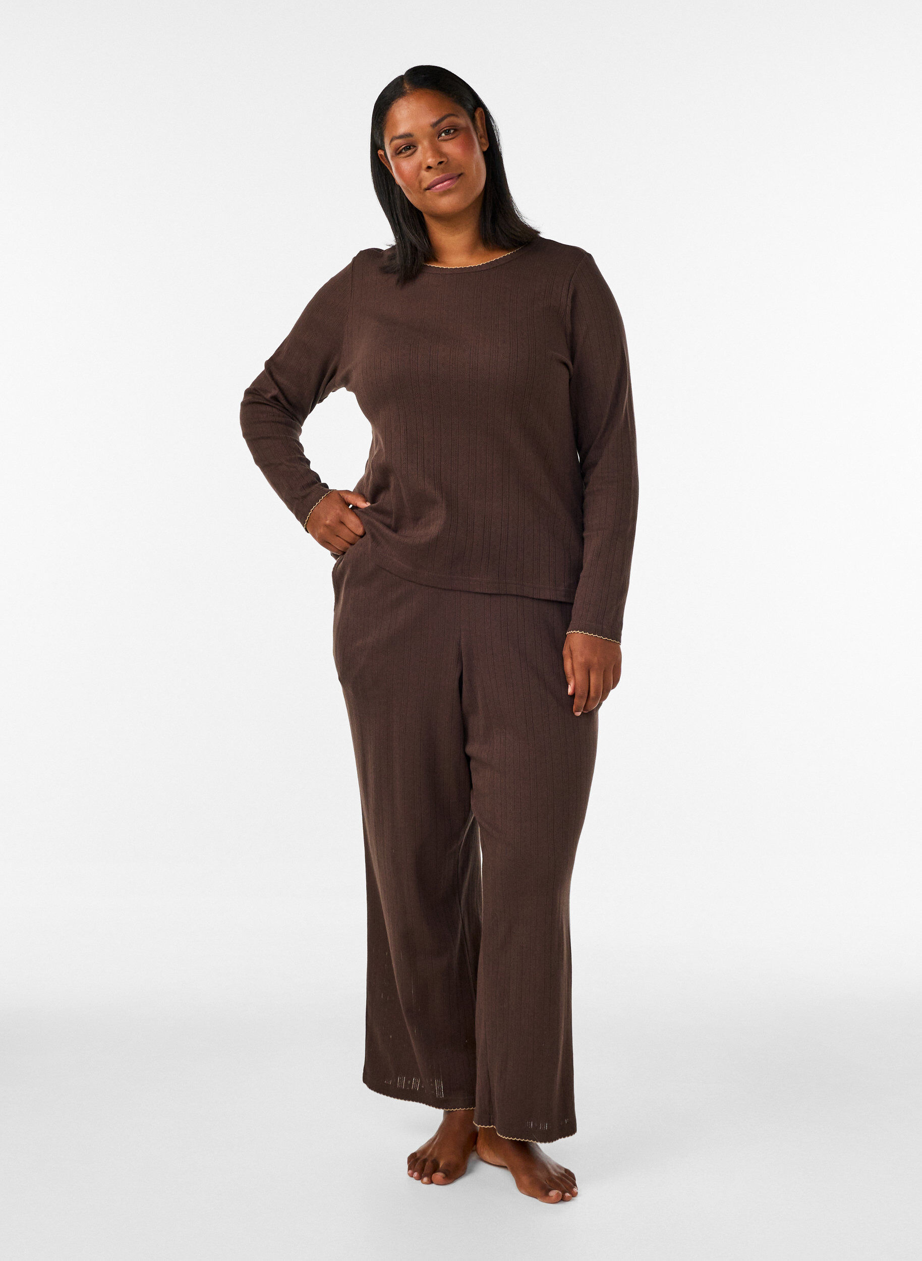 ZizziLuomupuuvillaiset pyjamahousut rei&rsquo;itetyll&auml; kirjailulla, Ruskea, Model image number 1