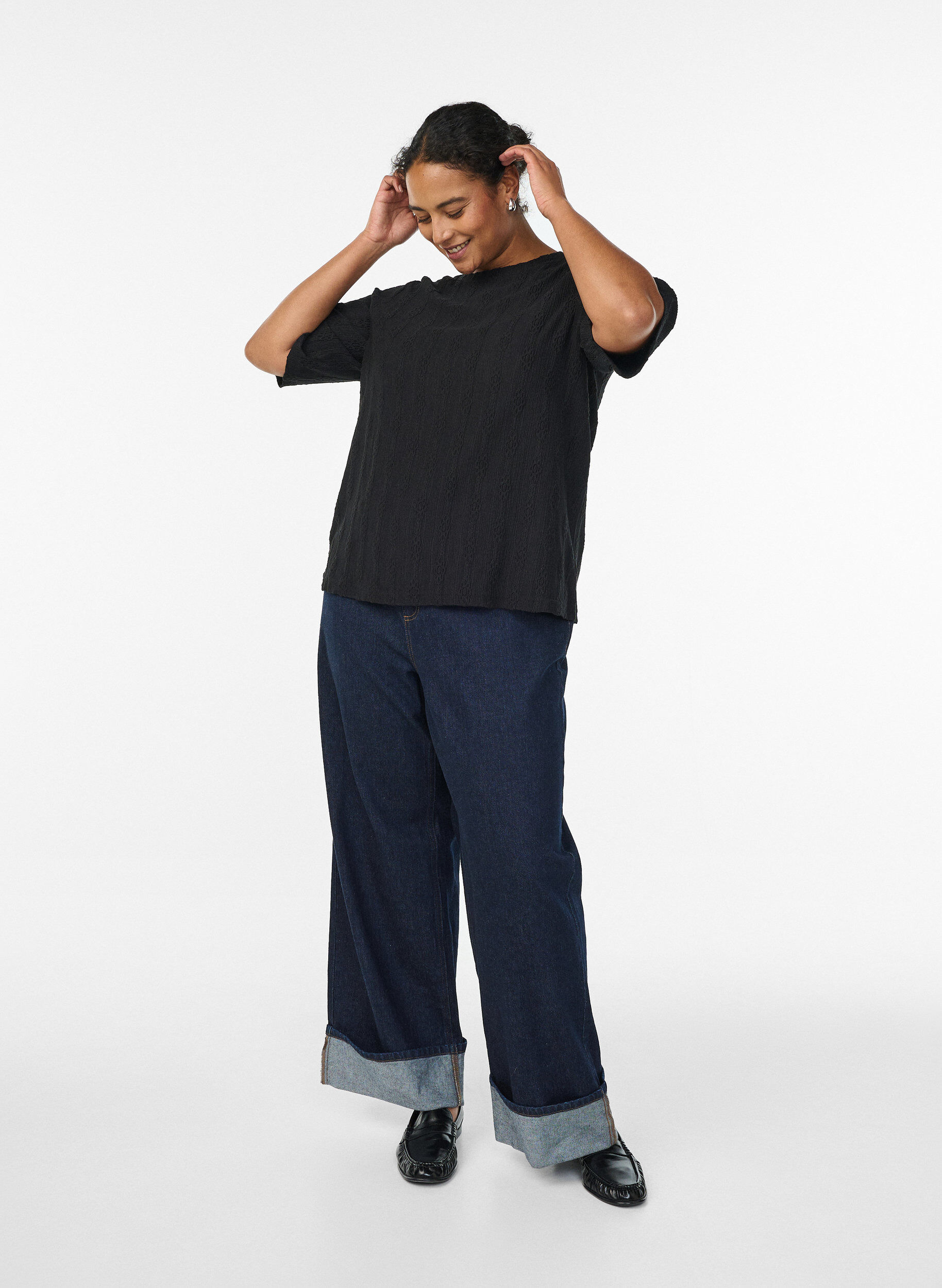 Zizzi Pusero teksturoidulla kuviolla ja lyhyill&auml; hihoilla, Musta, Model image number 1