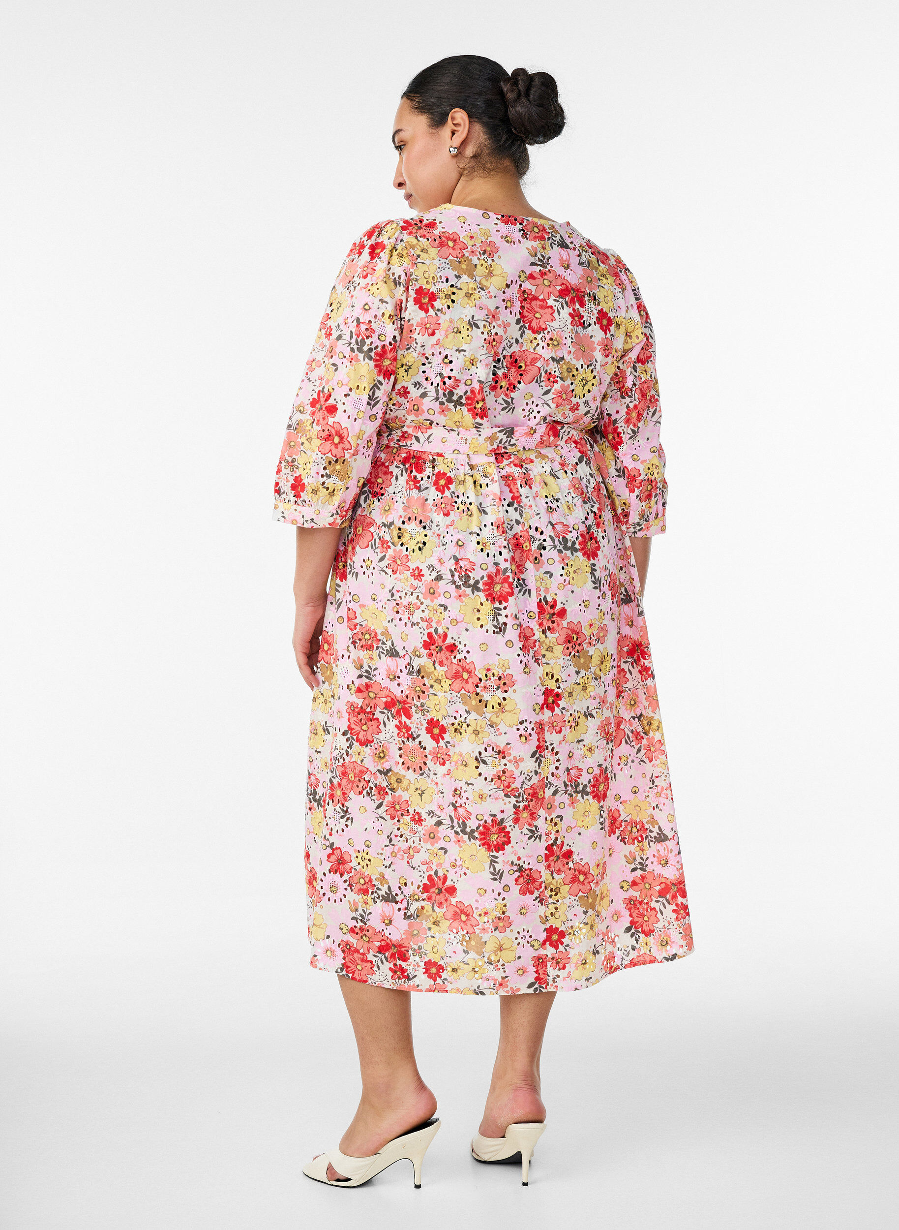 ZizziKukkakuvioinen midimekko brodeeratulla anglaise-kuviolla ja solmittavalla vy&ouml;ll&auml;, Vaaleanpunainen, Model image number 1