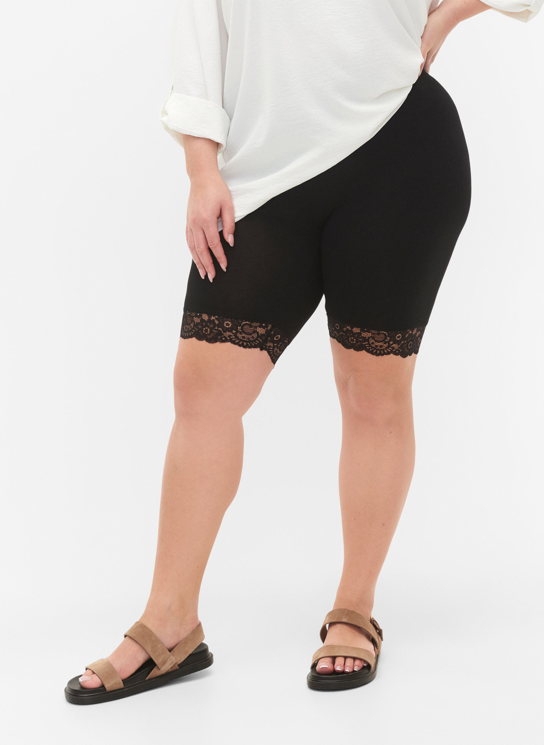Py&ouml;r&auml;ilyshortsit pitsireunuksella, Musta, Model