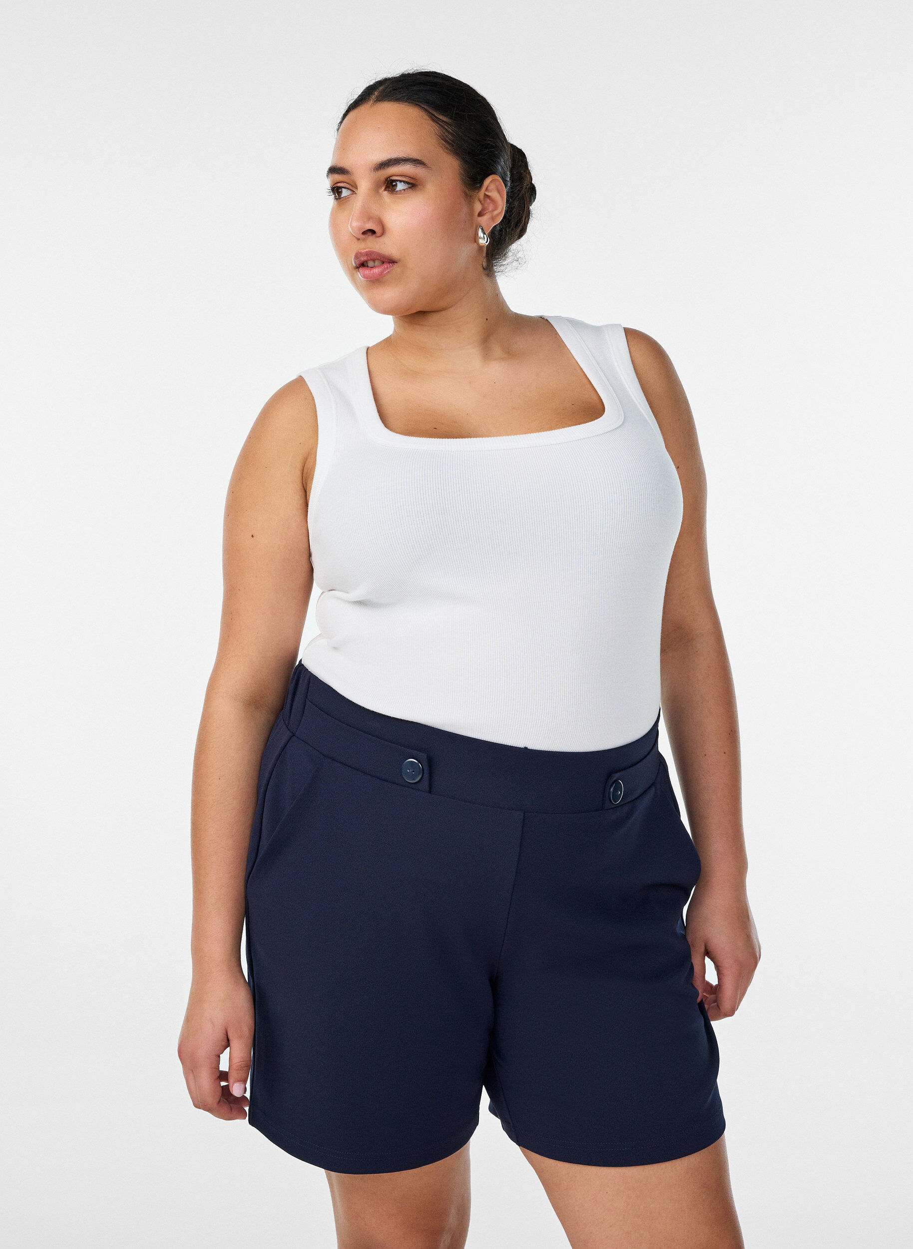 V&auml;lj&auml;t shortsit taskuilla, Sininen, Model