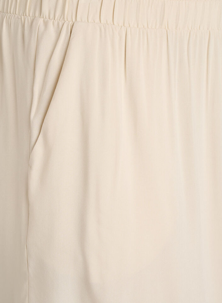 Rentoistuvaiset pyjamashortsit viskoosista korkealla vy&ouml;t&auml;r&ouml;ll&auml;, Beige, Packshot image number 2