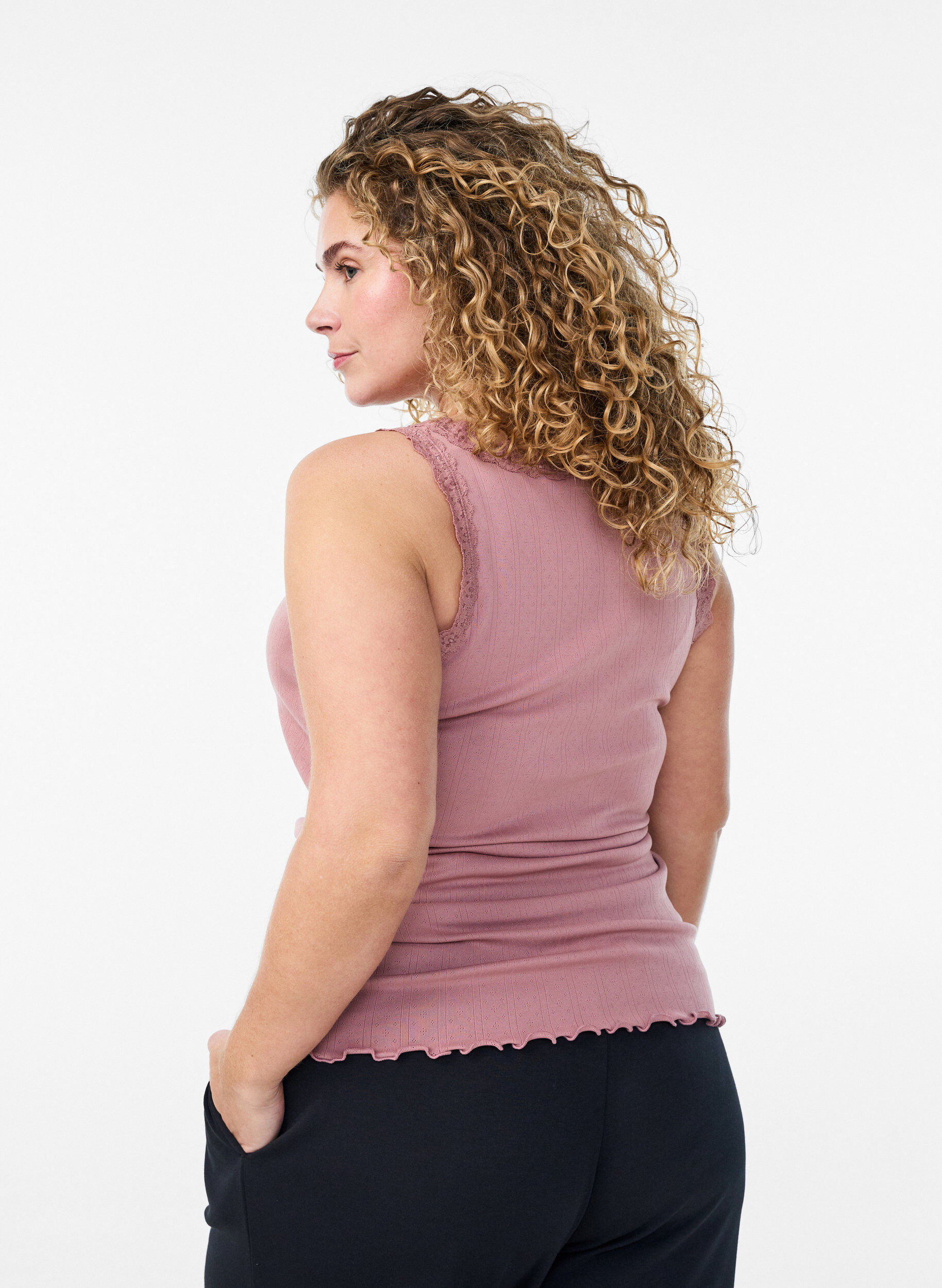 Zizzi Toppi pitsireunuksella ja rei&rsquo;itetyll&auml; brodeerauksella, Vaaleanpunainen, Model image number 2