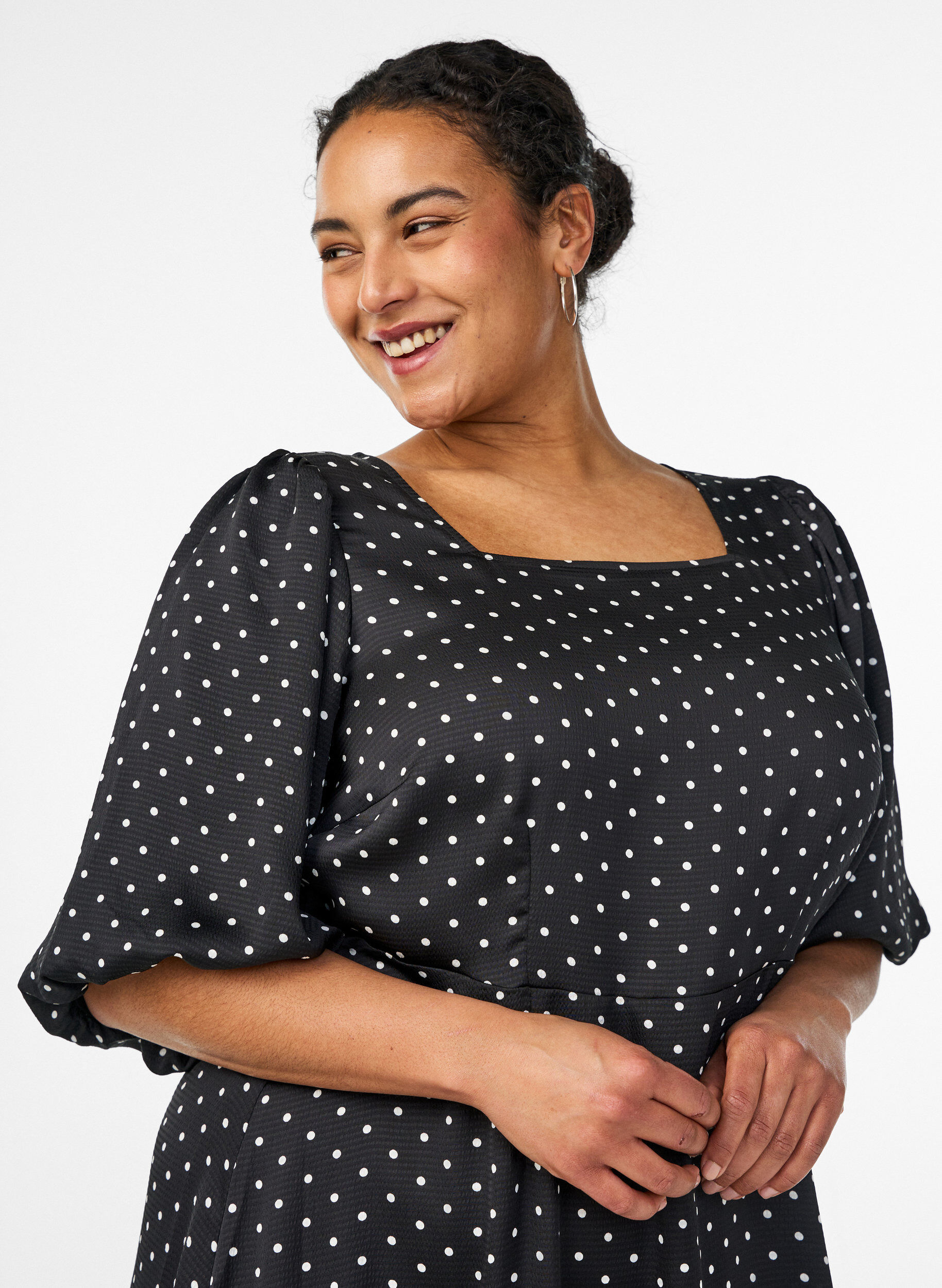 ZizziMidi-mekko pilkkukuosilla ja neli&ouml;p&auml;&auml;ntiell&auml;, Musta, Model image number 2